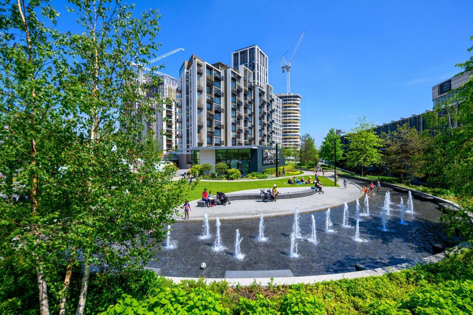 Luxury 2-bed 2-bath -white Living -steps To Tube Apartamento *
