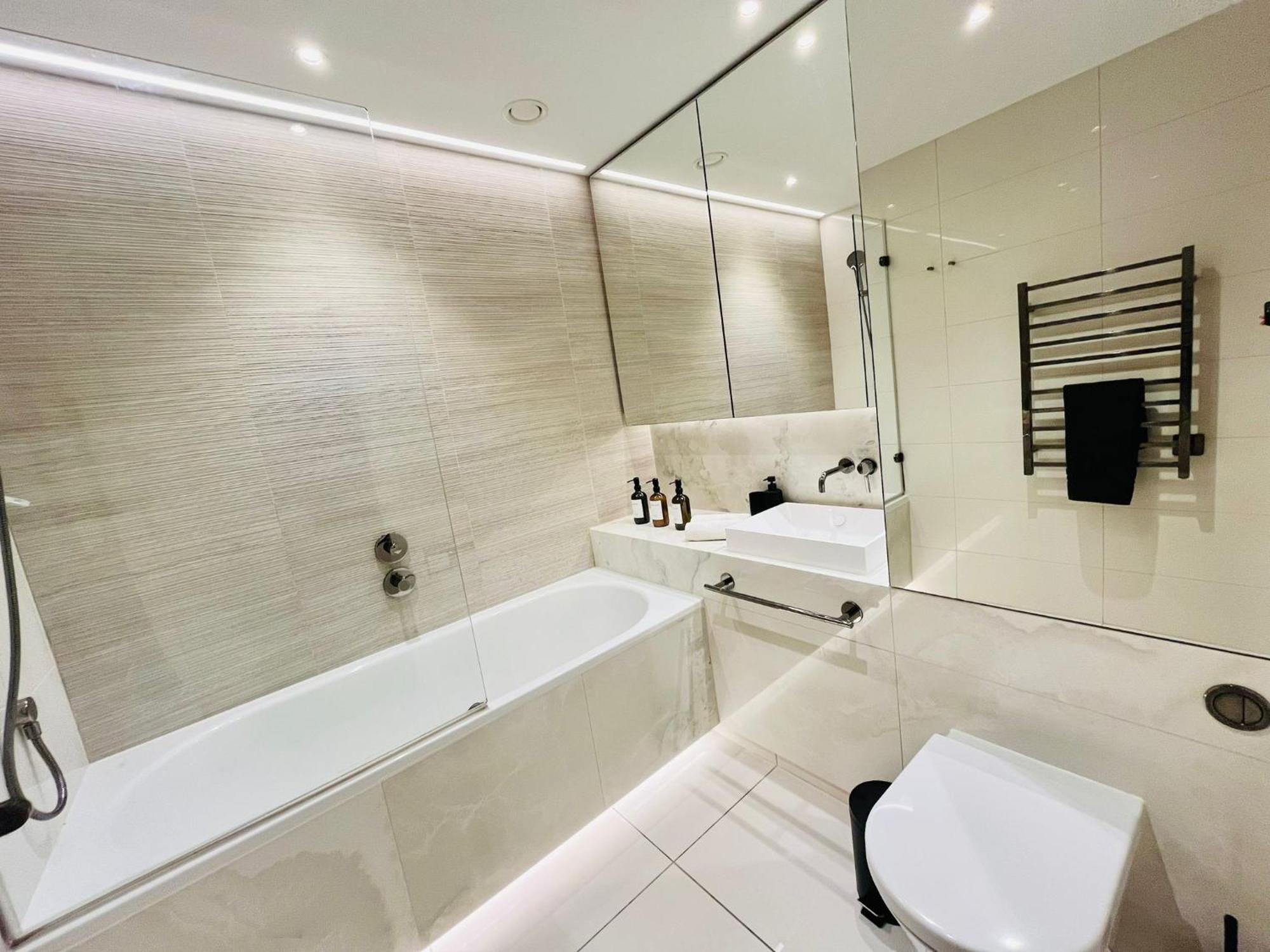 Luxury 2-bed 2-bath -white Living -steps To Tube London