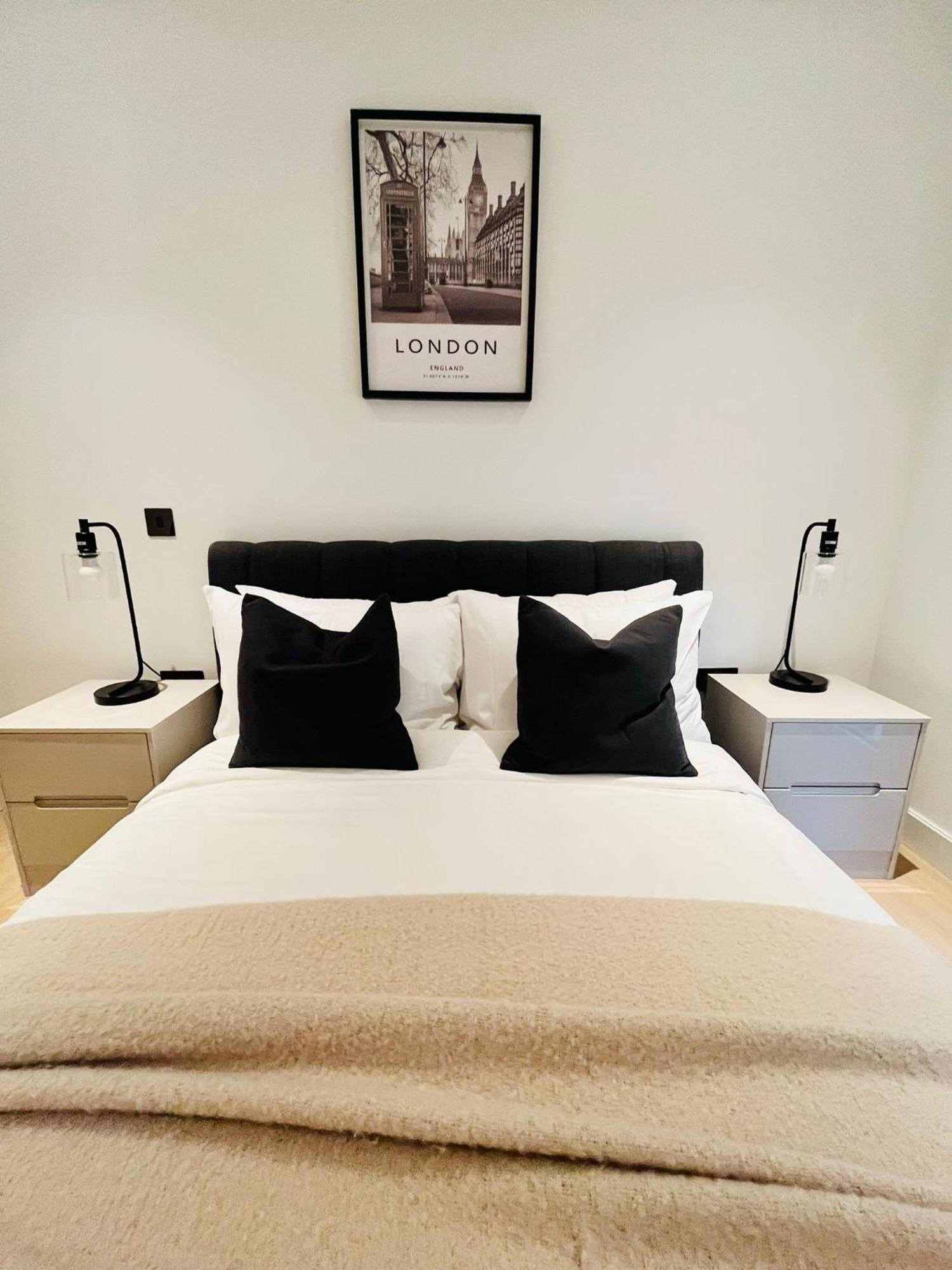 Luxury 2-bed 2-bath -white Living -steps To Tube *
