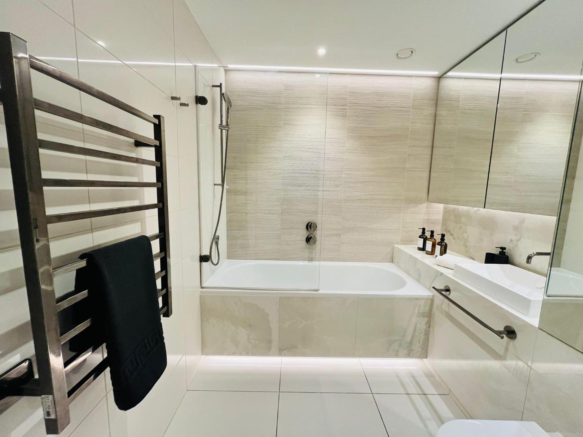Apartment Luxury 2-bed 2-bath -white Living -steps To Tube
