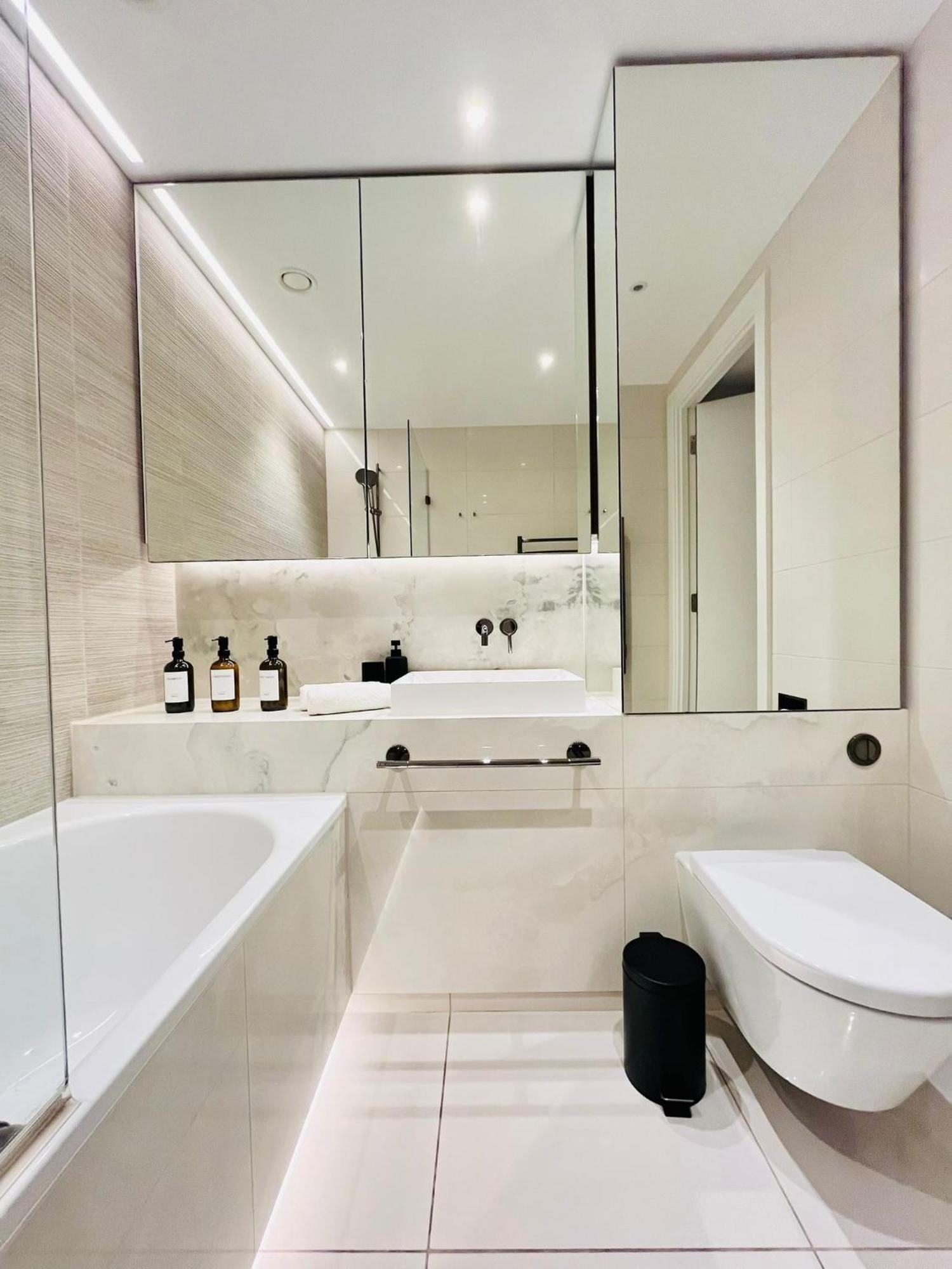 Luxury 2-bed 2-bath -white Living -steps To Tube Apartment *