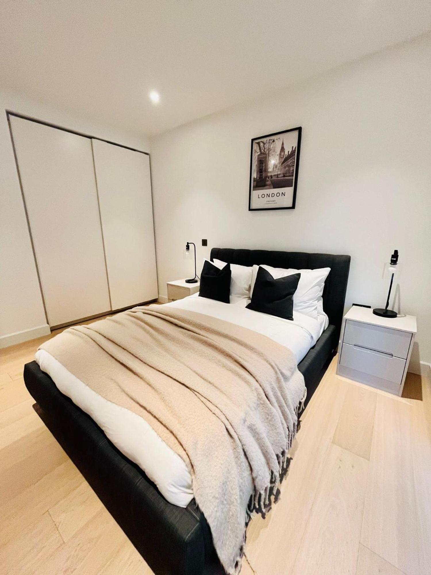Luxury 2-bed 2-bath -white Living -steps To Tube Apartment London