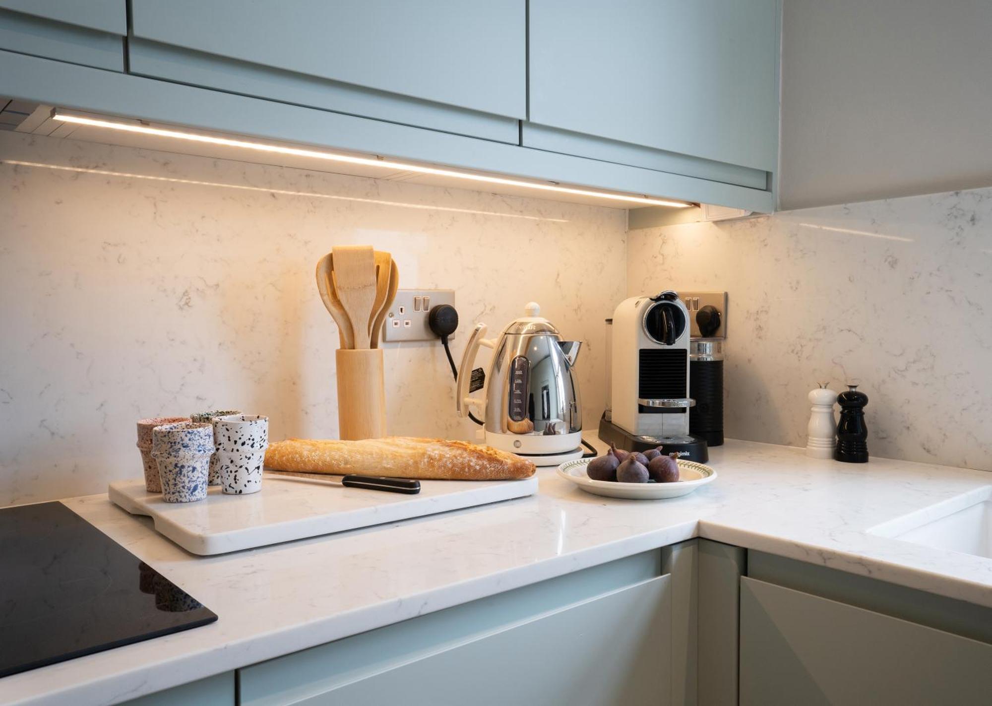 Apartment Light Filled - Newly Renovated London