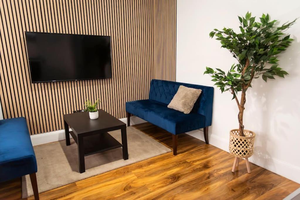 Smart Modern, Split Level Flat, Free Parking Apartment