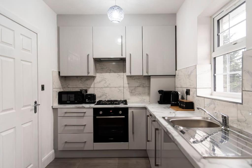Smart Modern, Split Level Flat, Free Parking * London