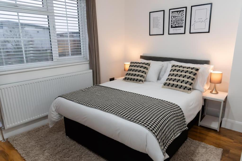 Smart Modern, Split Level Flat, Free Parking Apartment London