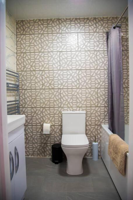 Smart Modern, Split Level Flat, Free Parking Apartment *