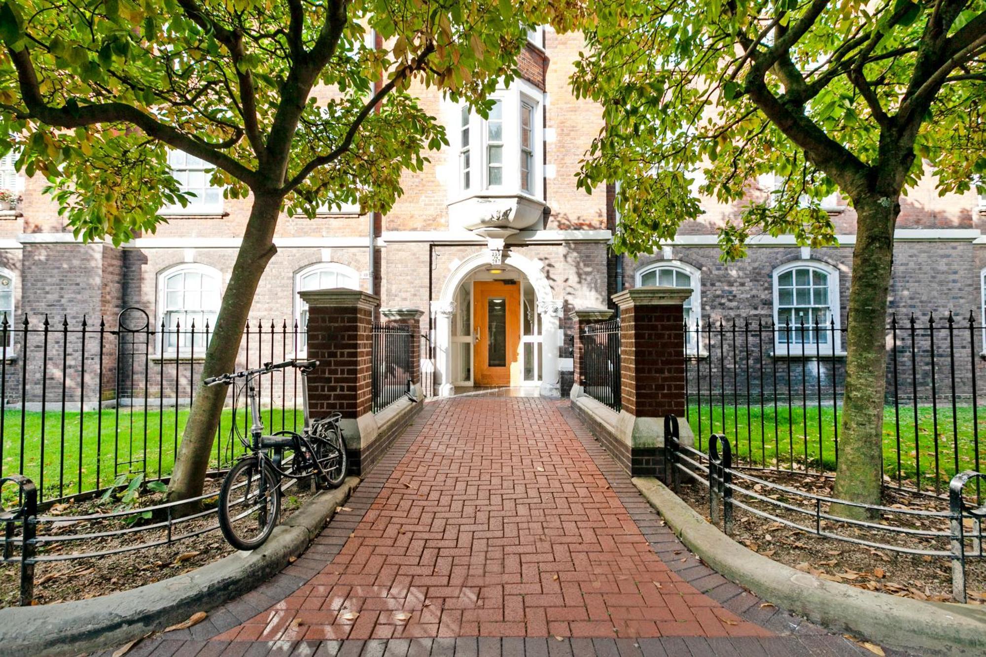 Beautiful 3 Bedroom Flat In Scott Ellis Gardens * London
