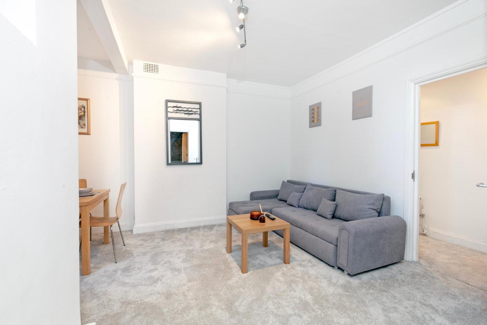 Beautiful 3 Bedroom Flat In Scott Ellis Gardens