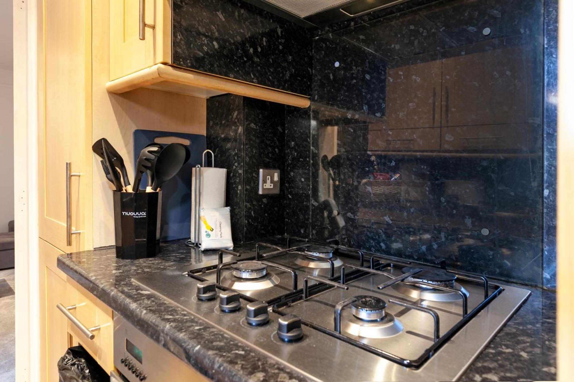 Beautiful 3 Bedroom Flat In Scott Ellis Gardens * London