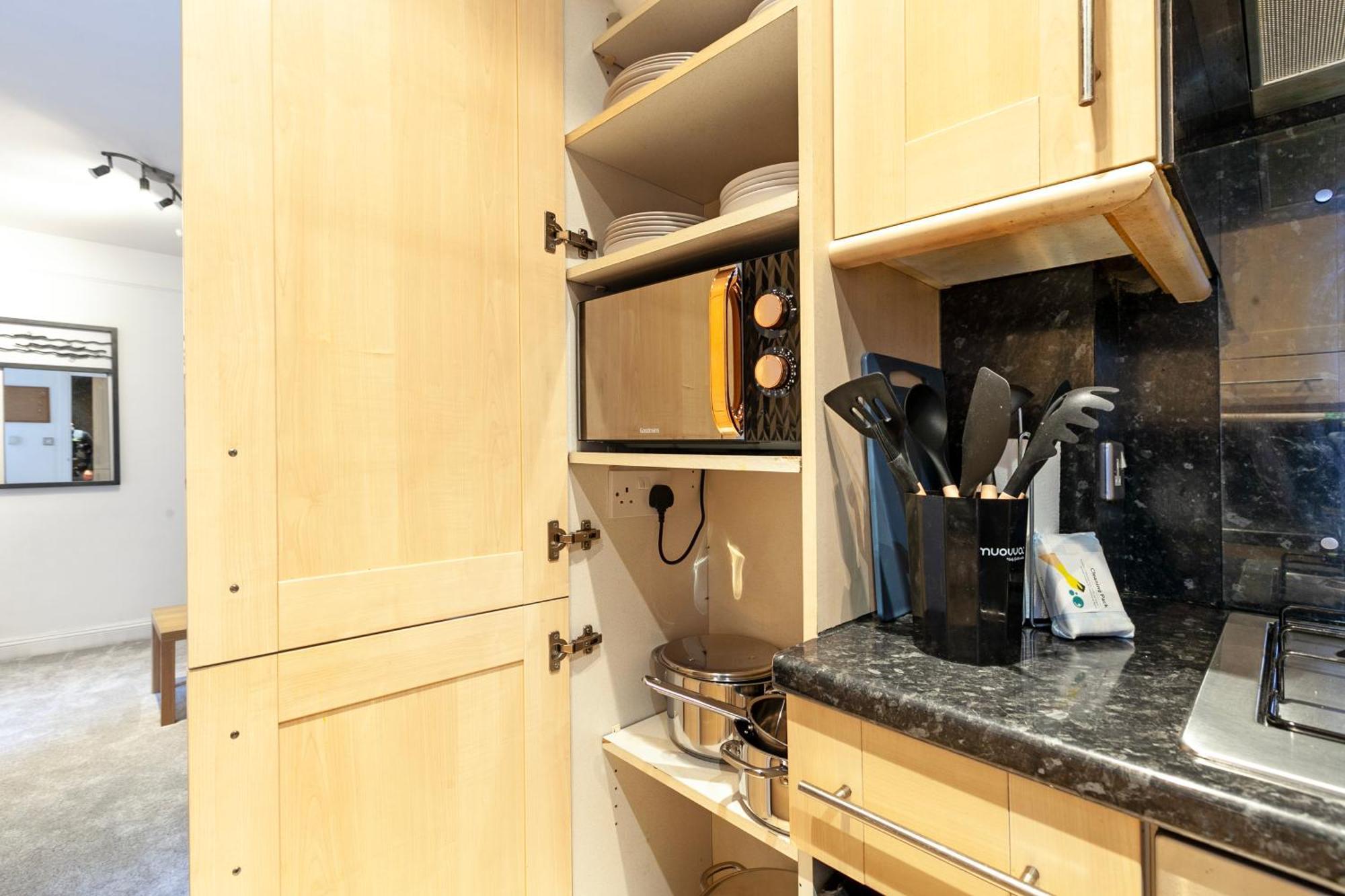 Beautiful 3 Bedroom Flat In Scott Ellis Gardens Apartment *
