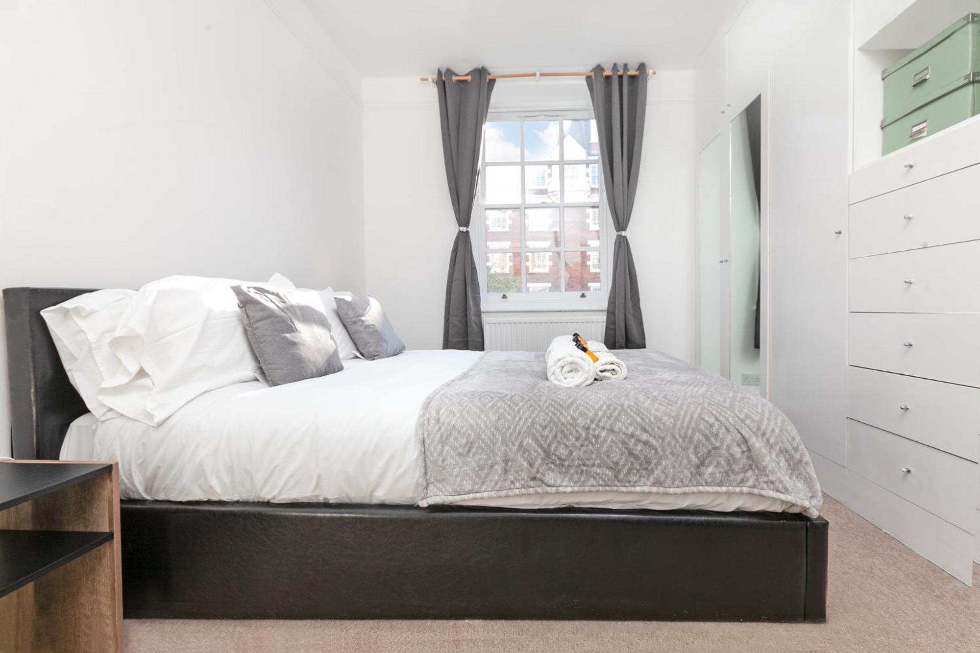 Apartment Beautiful 3 Bedroom Flat In Scott Ellis Gardens *
