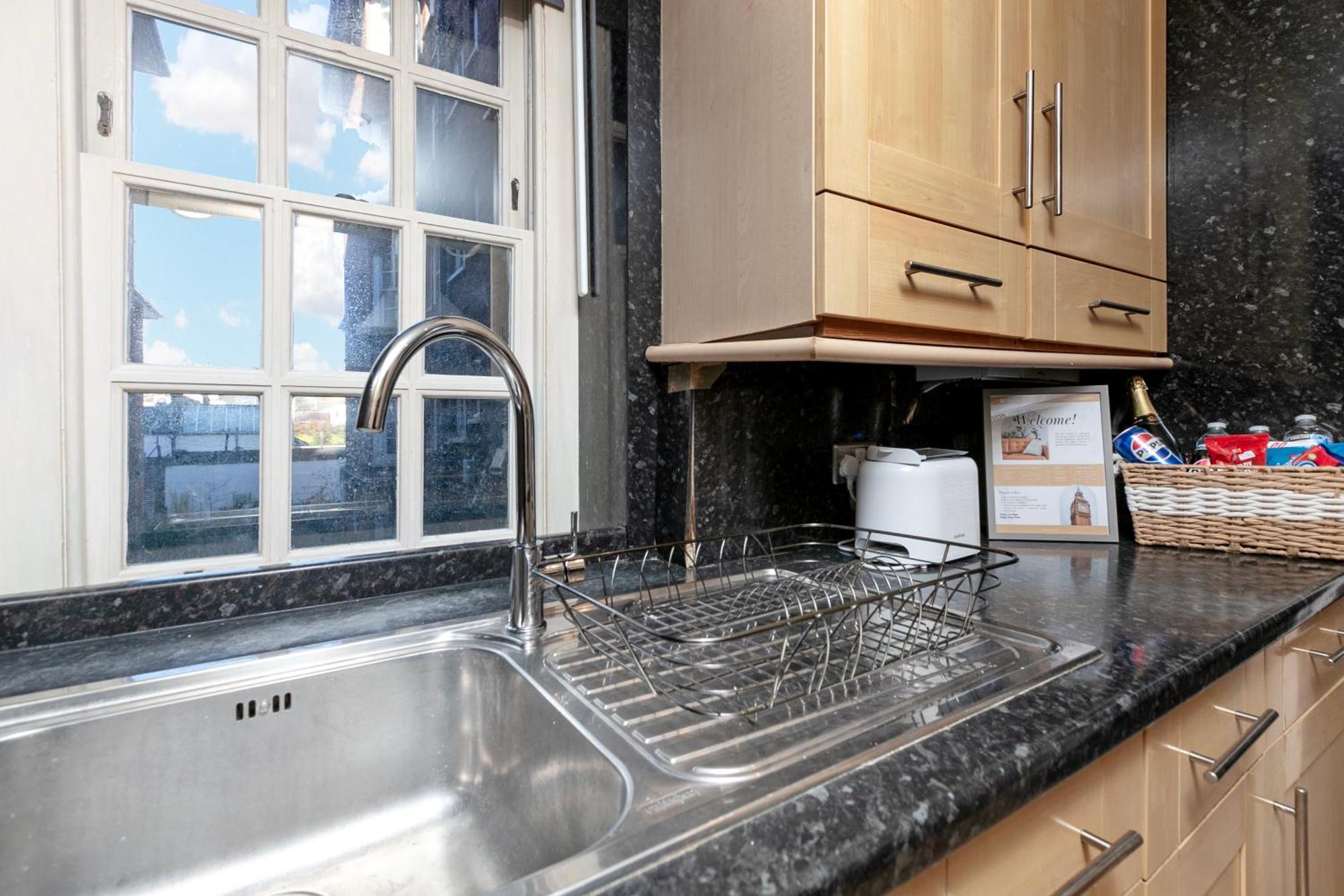 Apartment Beautiful 3 Bedroom Flat In Scott Ellis Gardens