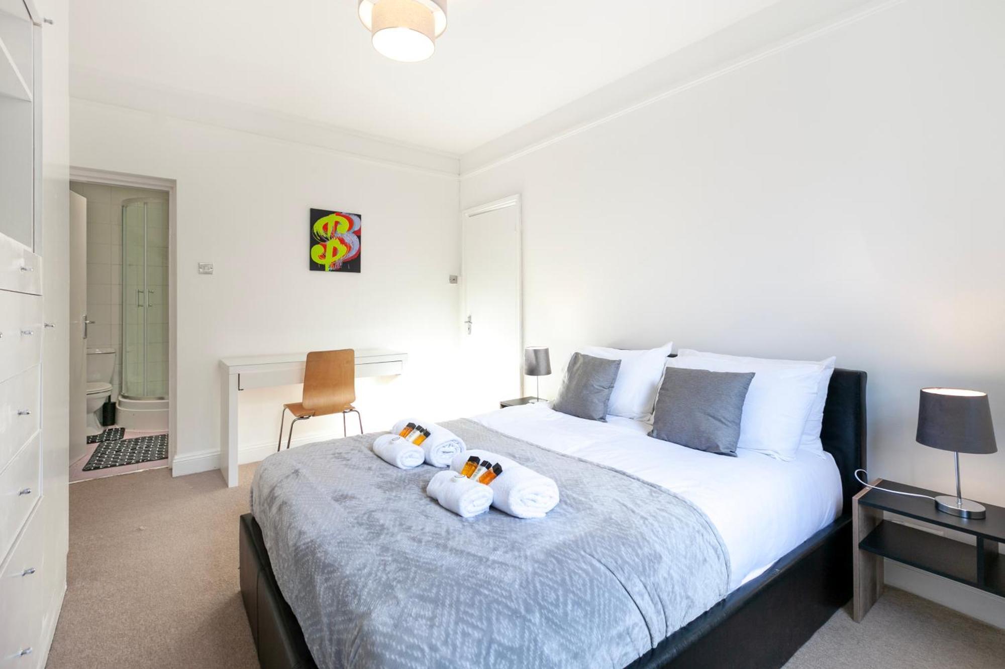 Beautiful 3 Bedroom Flat In Scott Ellis Gardens Apartment