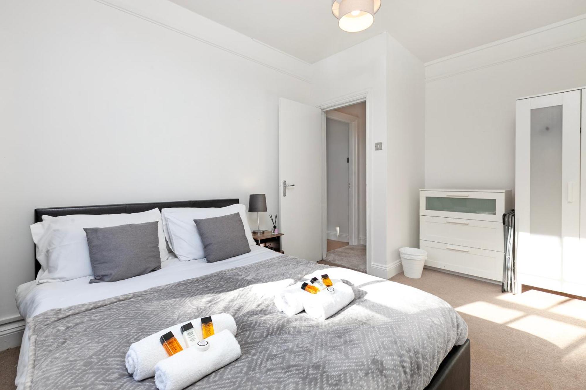 Beautiful 3 Bedroom Flat In Scott Ellis Gardens Apartment *