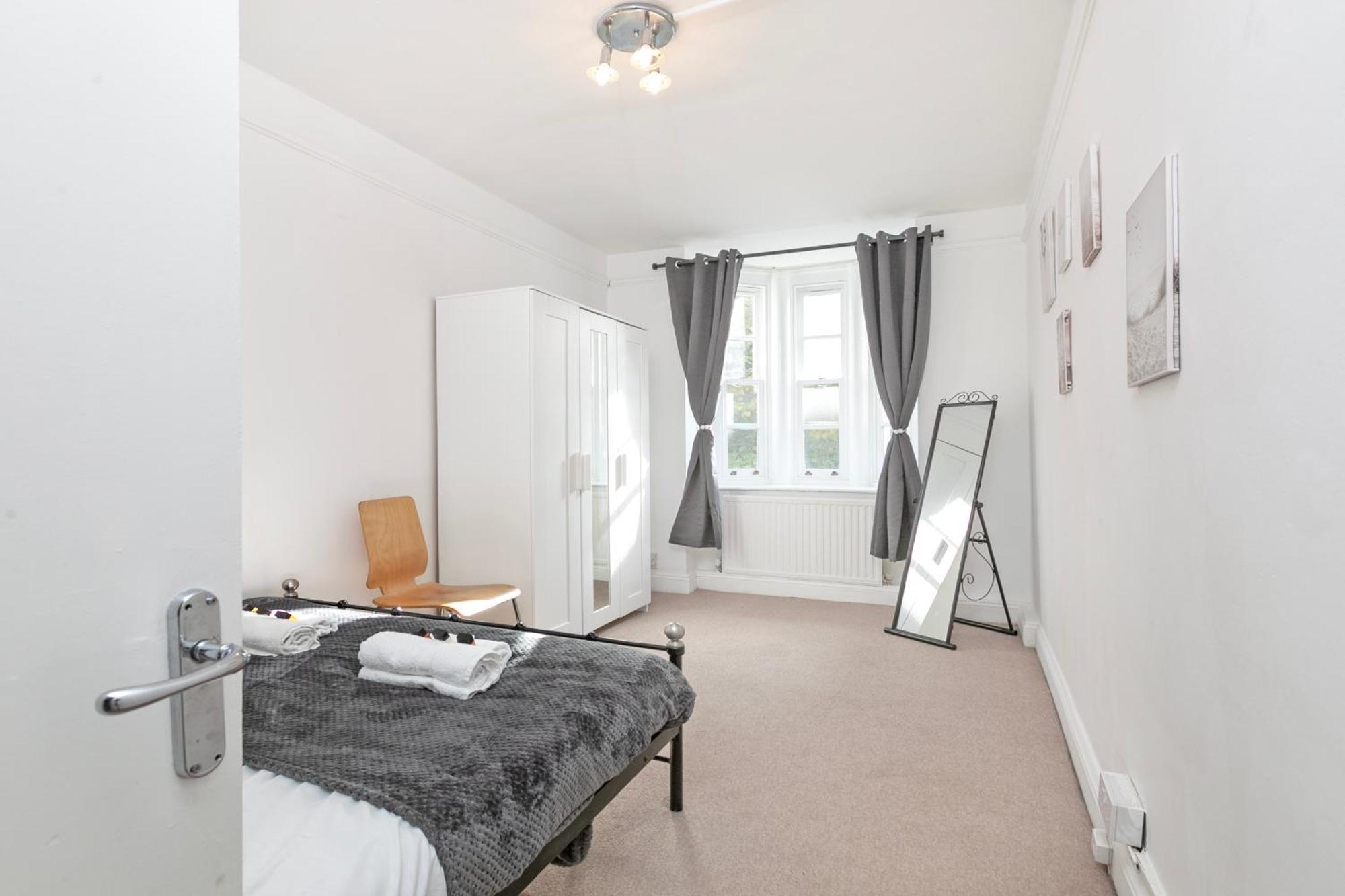 Apartment Beautiful 3 Bedroom Flat In Scott Ellis Gardens *