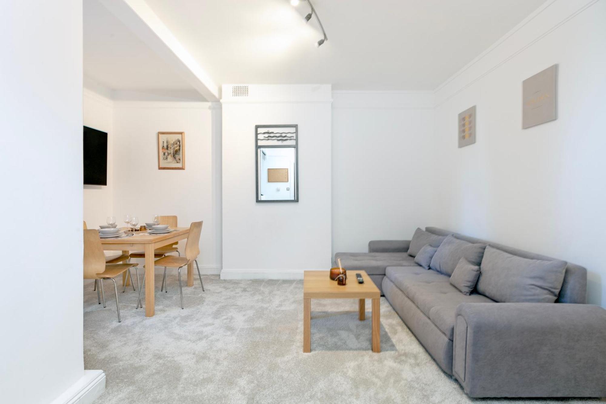 Beautiful 3 Bedroom Flat In Scott Ellis Gardens Apartment London