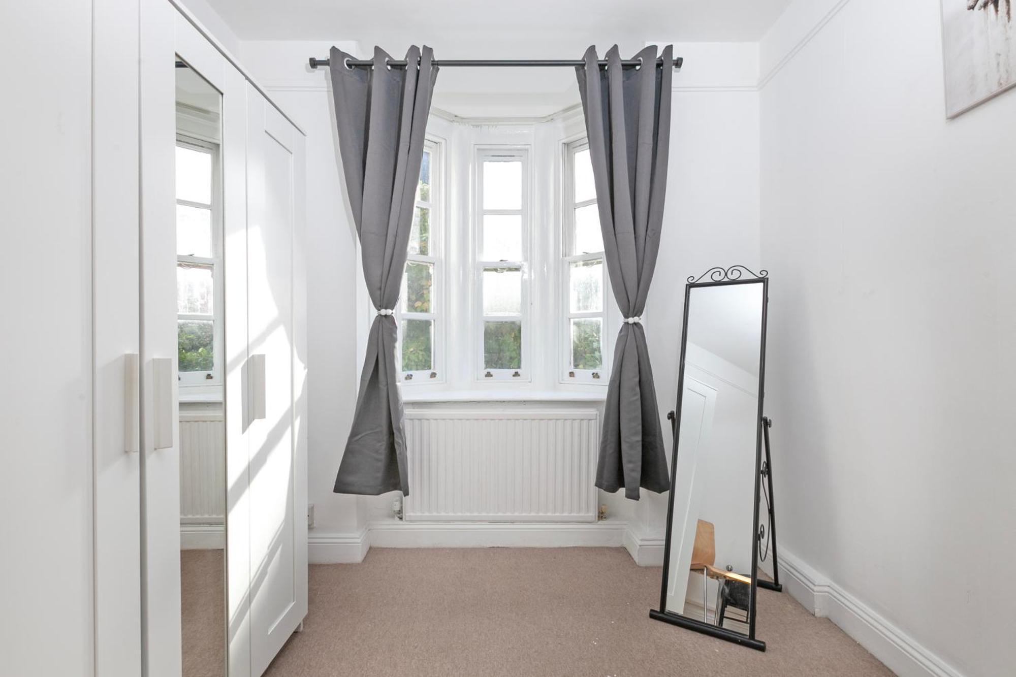 Beautiful 3 Bedroom Flat In Scott Ellis Gardens Apartment *