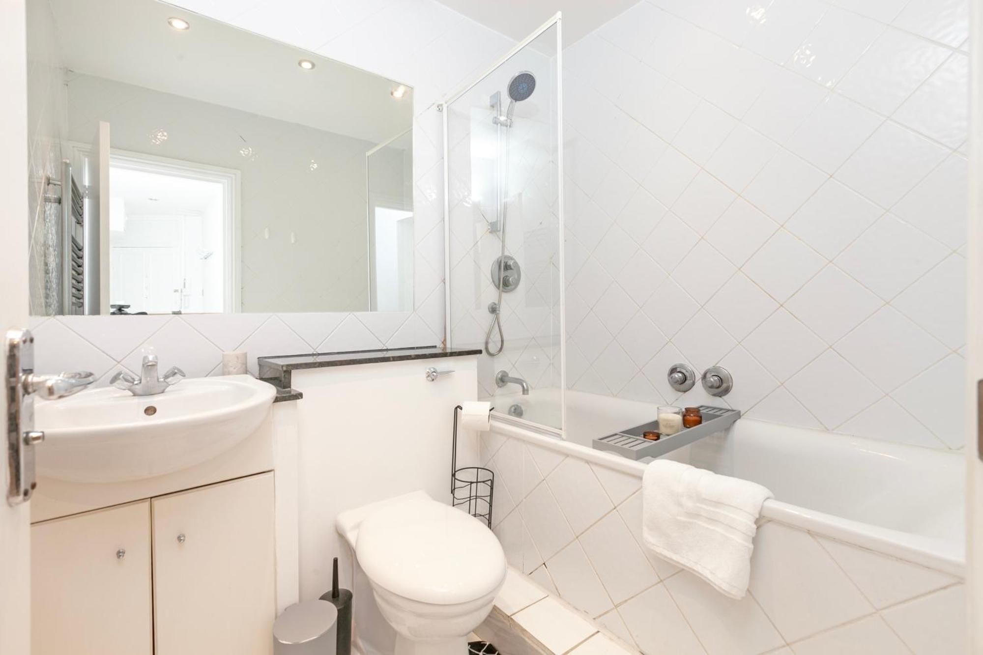 Beautiful 3 Bedroom Flat In Scott Ellis Gardens * London