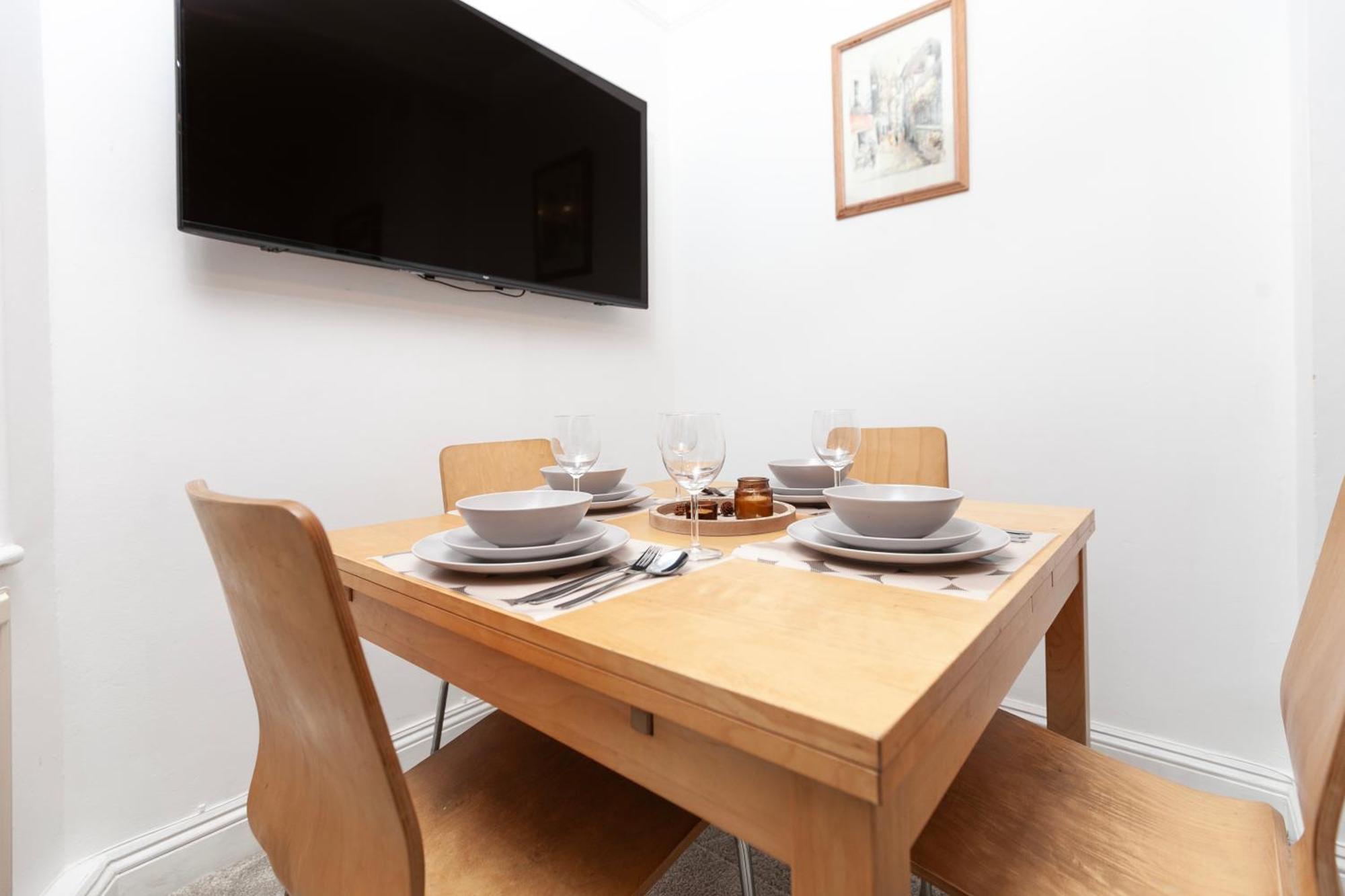 Apartment Beautiful 3 Bedroom Flat In Scott Ellis Gardens