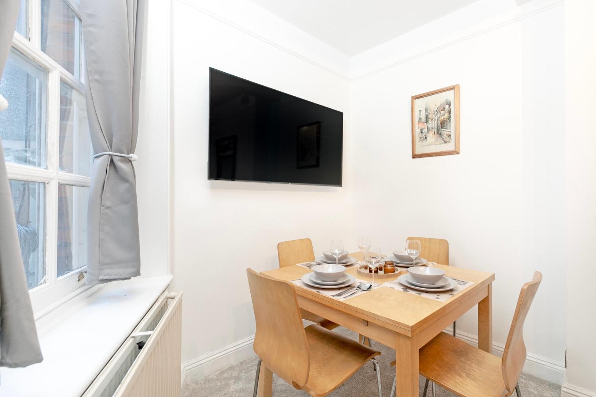 Beautiful 3 Bedroom Flat In Scott Ellis Gardens Apartment
