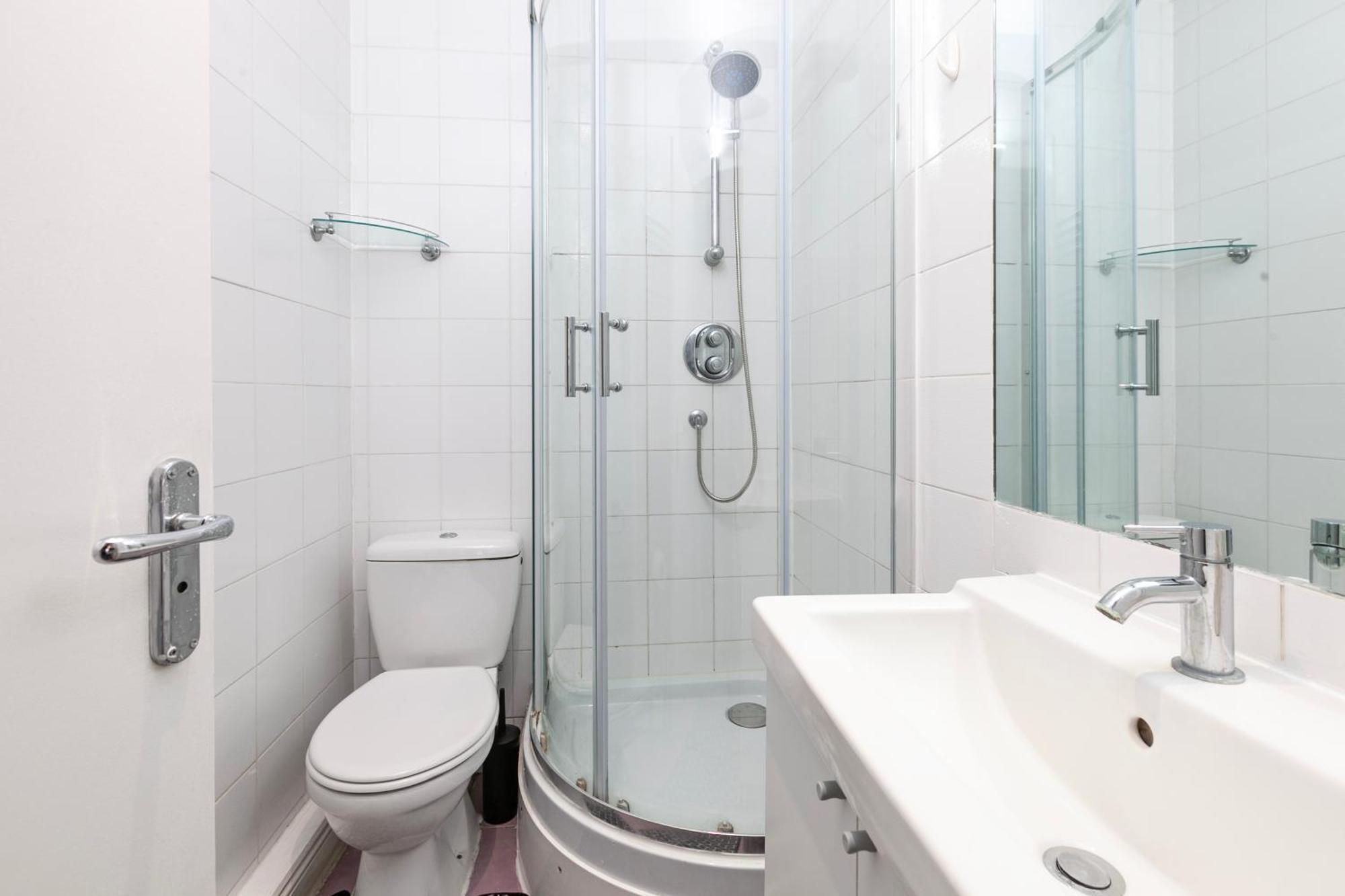 Apartment Beautiful 3 Bedroom Flat In Scott Ellis Gardens