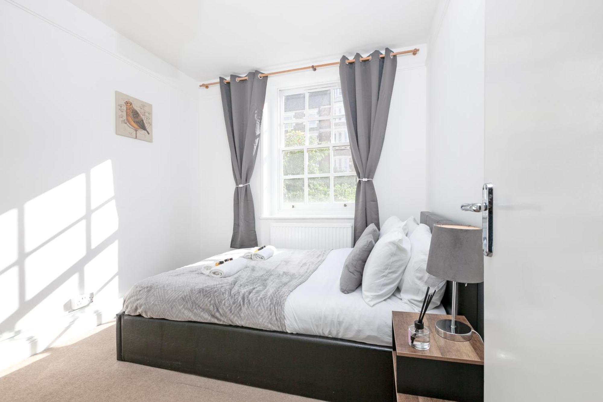 Apartment Beautiful 3 Bedroom Flat In Scott Ellis Gardens *