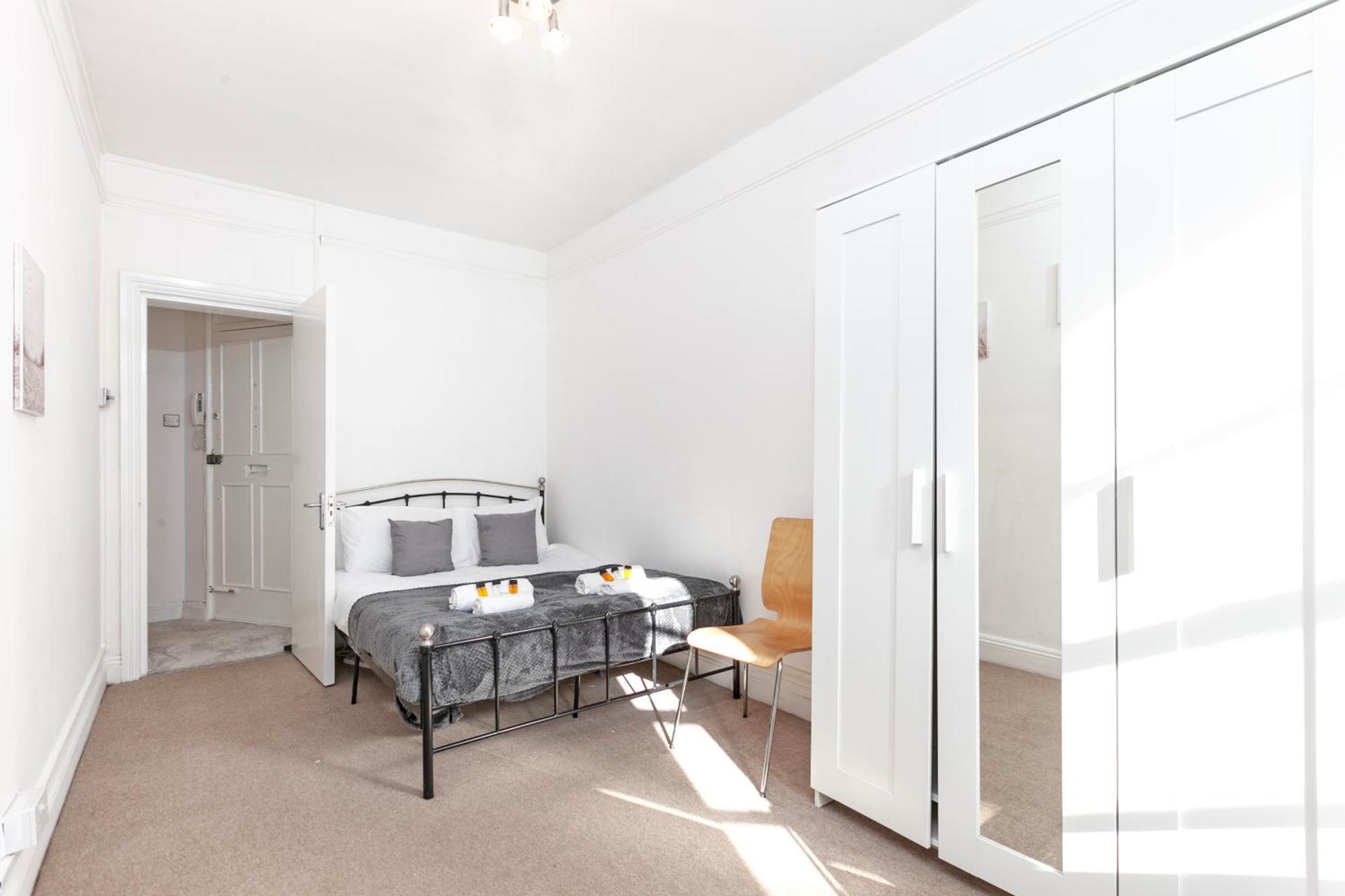 Beautiful 3 Bedroom Flat In Scott Ellis Gardens London