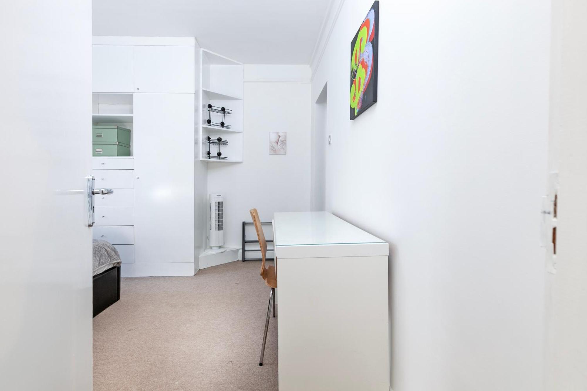Beautiful 3 Bedroom Flat In Scott Ellis Gardens Apartment *
