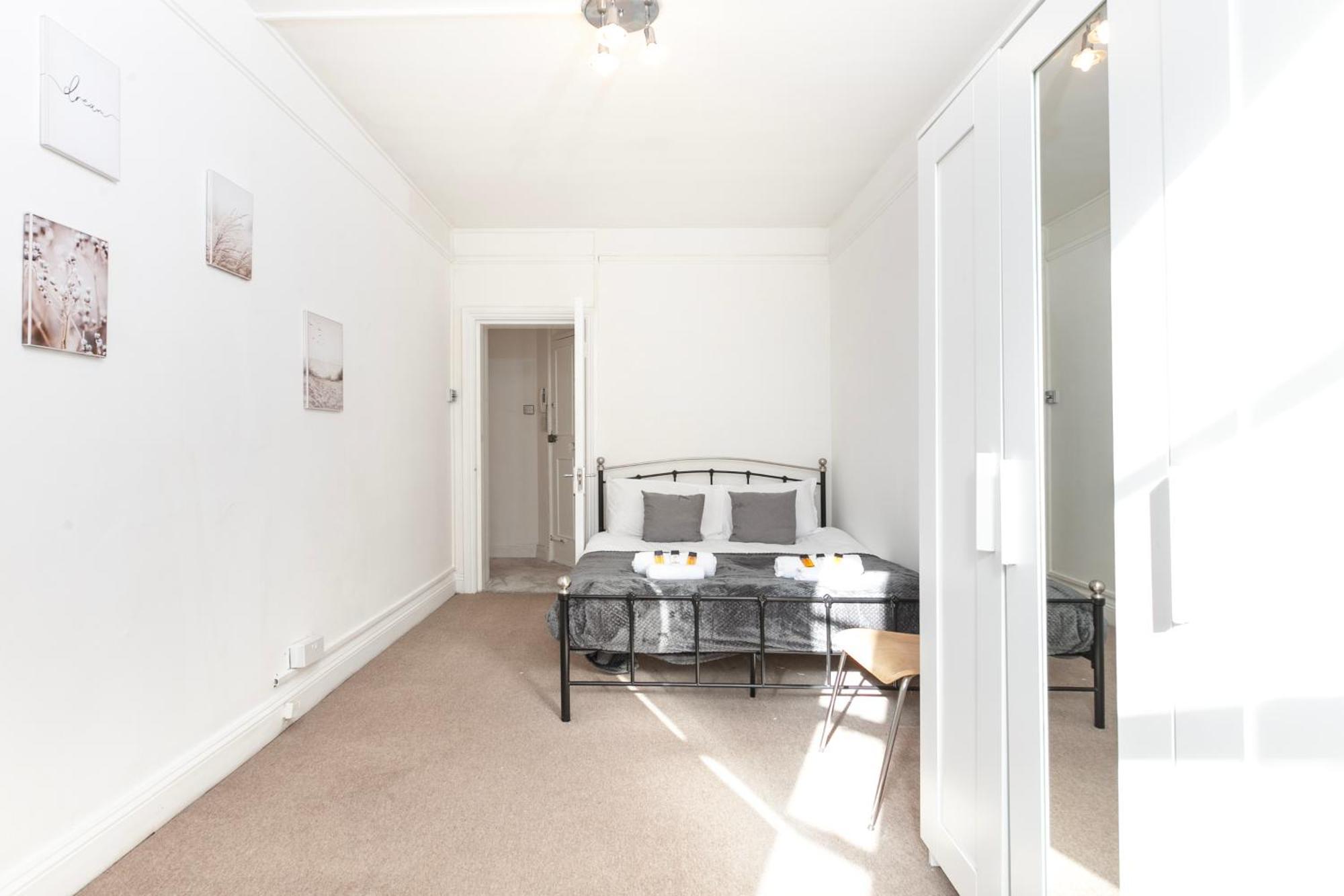 Beautiful 3 Bedroom Flat In Scott Ellis Gardens * London