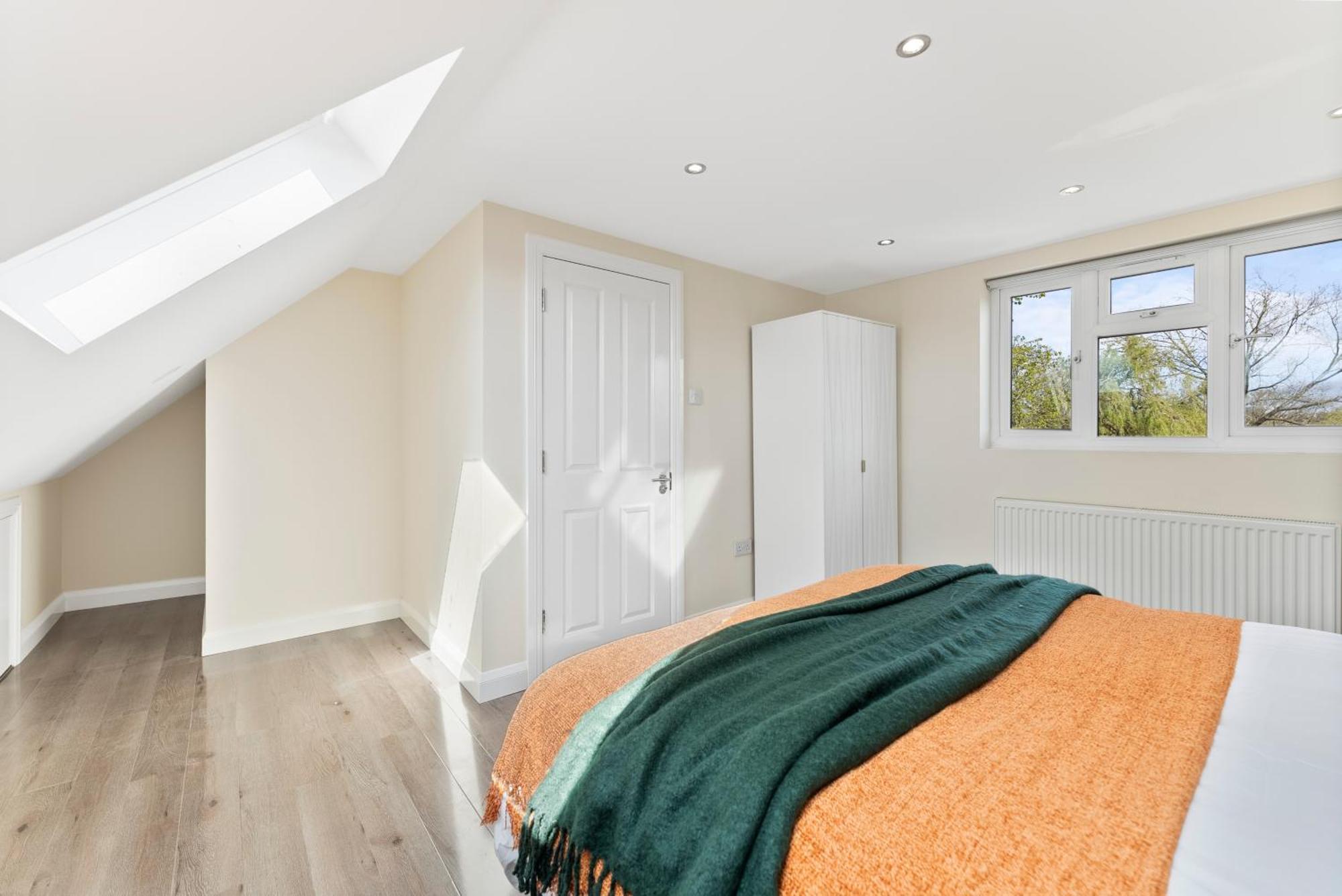 Holiday home Beautiful Wembley Gem - Parking -sleeps 14 *