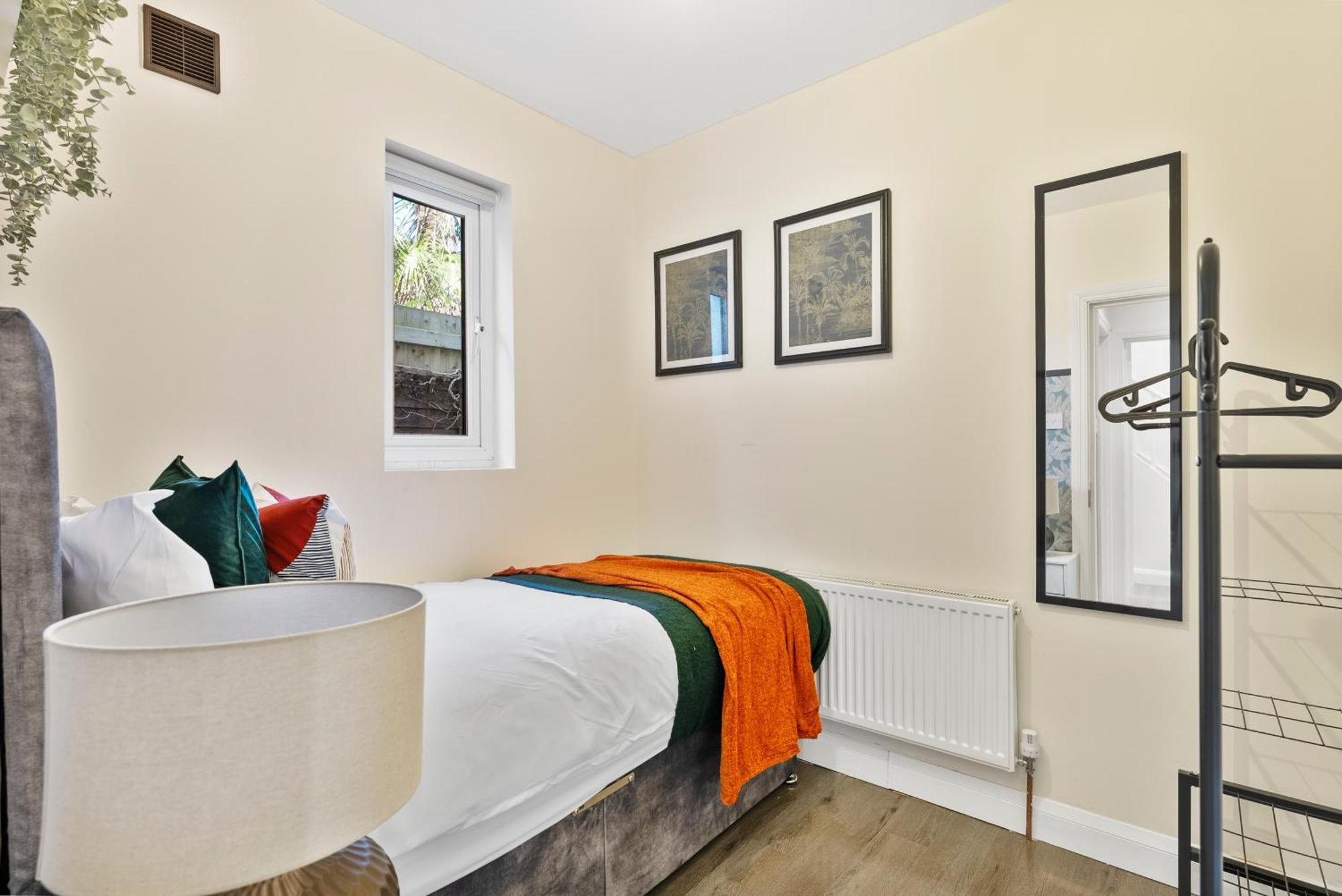 Beautiful Wembley Gem - Parking -sleeps 14 Holiday home *