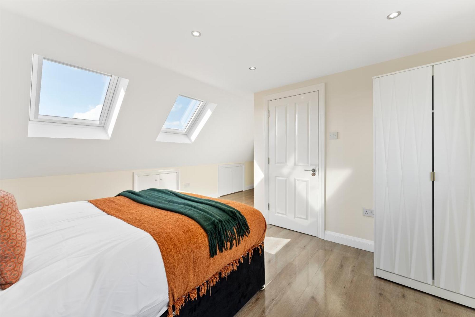 Holiday home Beautiful Wembley Gem - Parking -sleeps 14 *