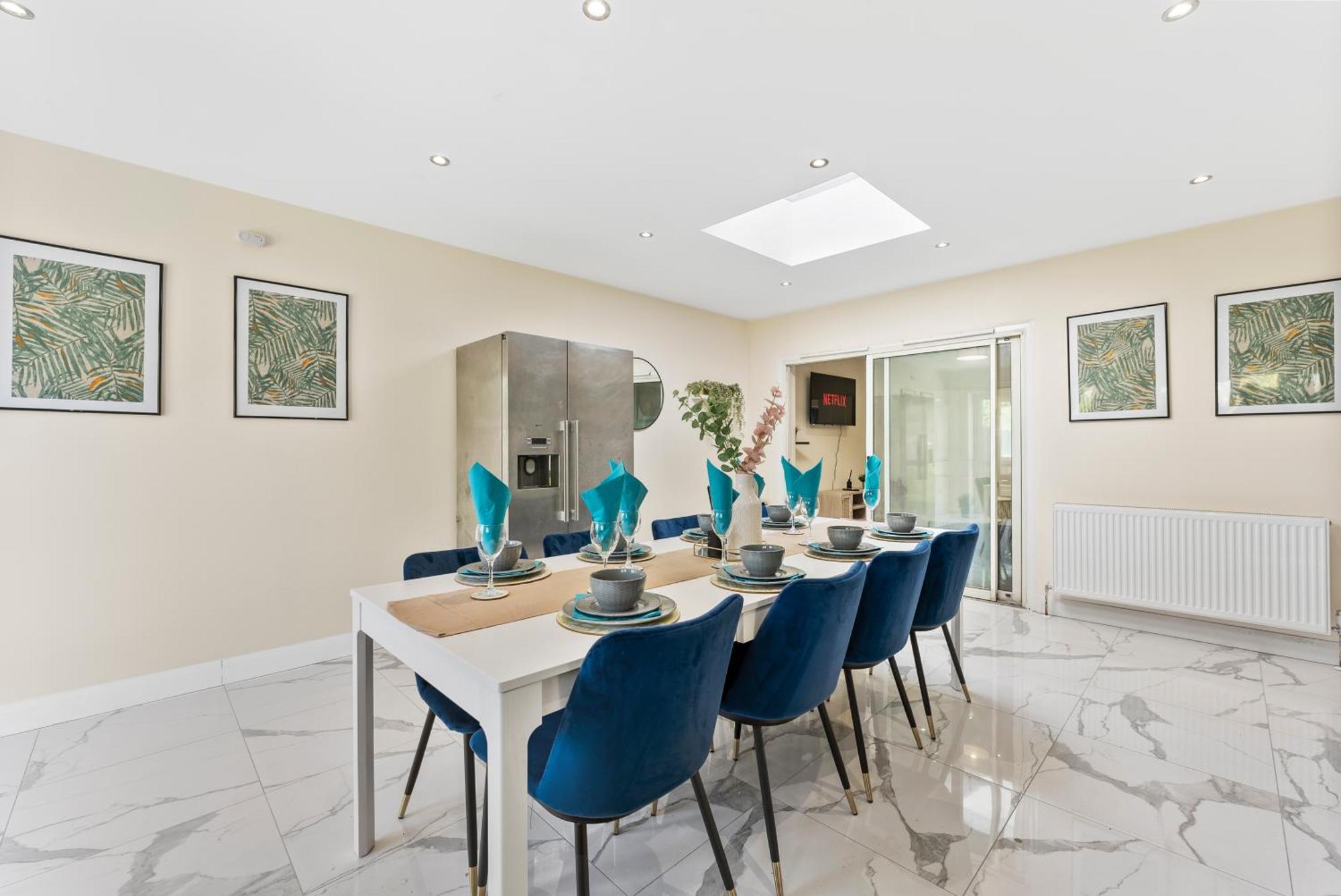 Beautiful Wembley Gem - Parking -sleeps 14 Holiday home