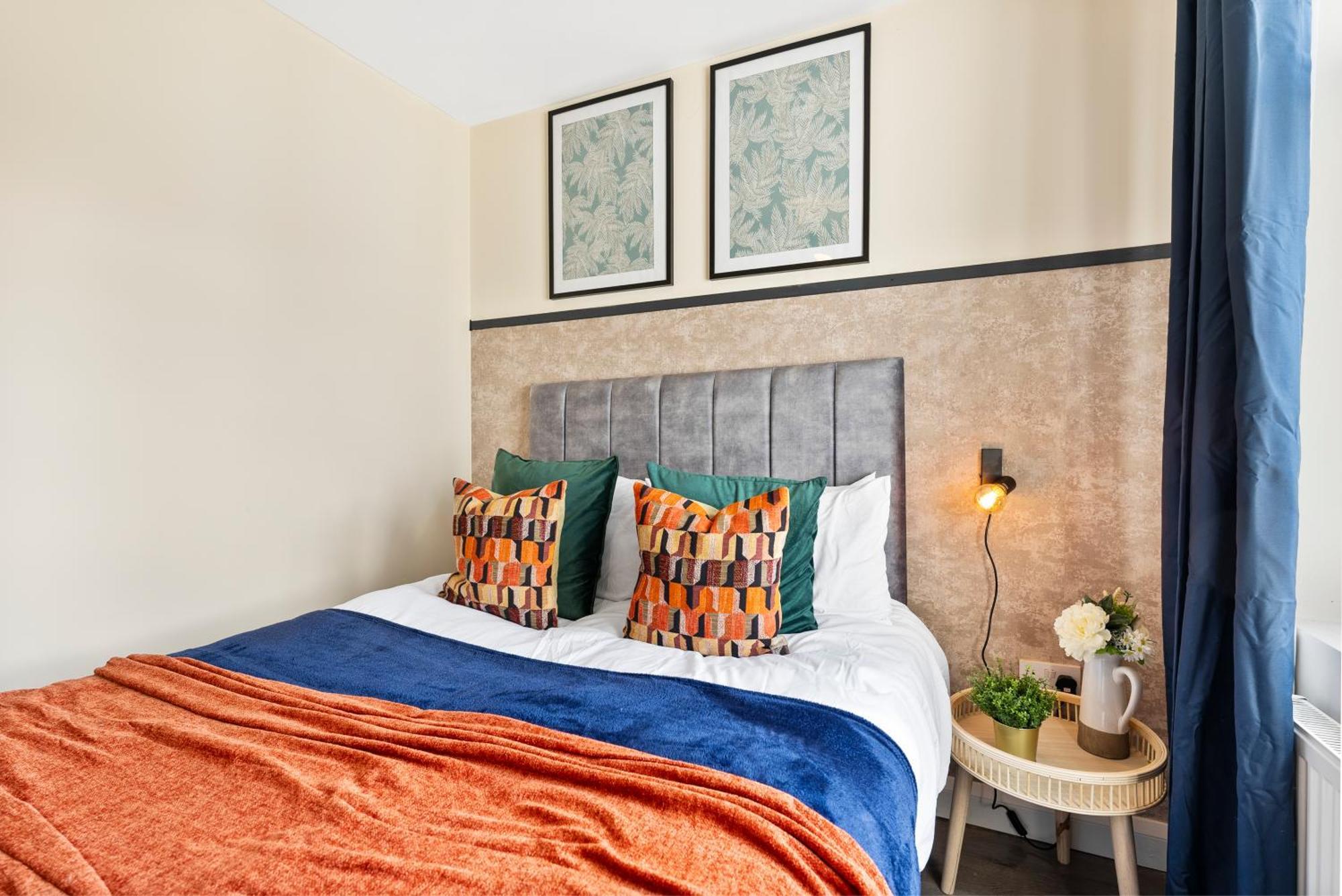 Beautiful Wembley Gem - Parking -sleeps 14 Holiday home *