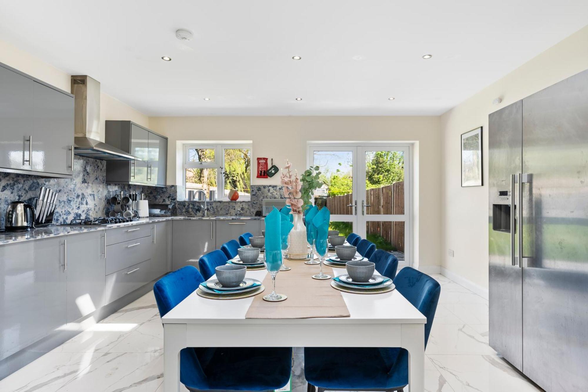 Beautiful Wembley Gem - Parking -sleeps 14