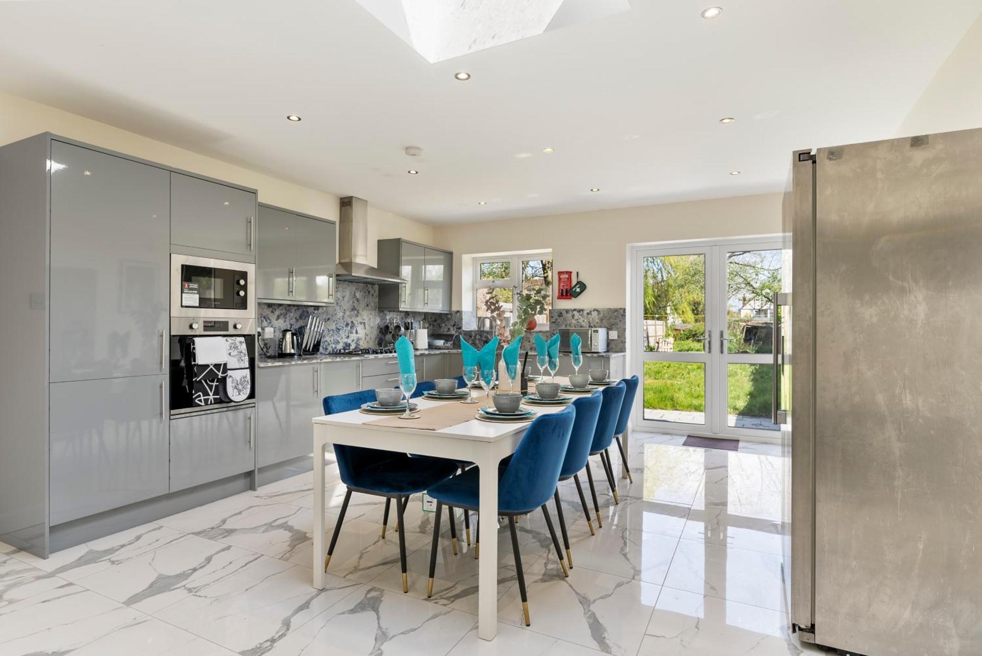 Holiday home Beautiful Wembley Gem - Parking -sleeps 14
