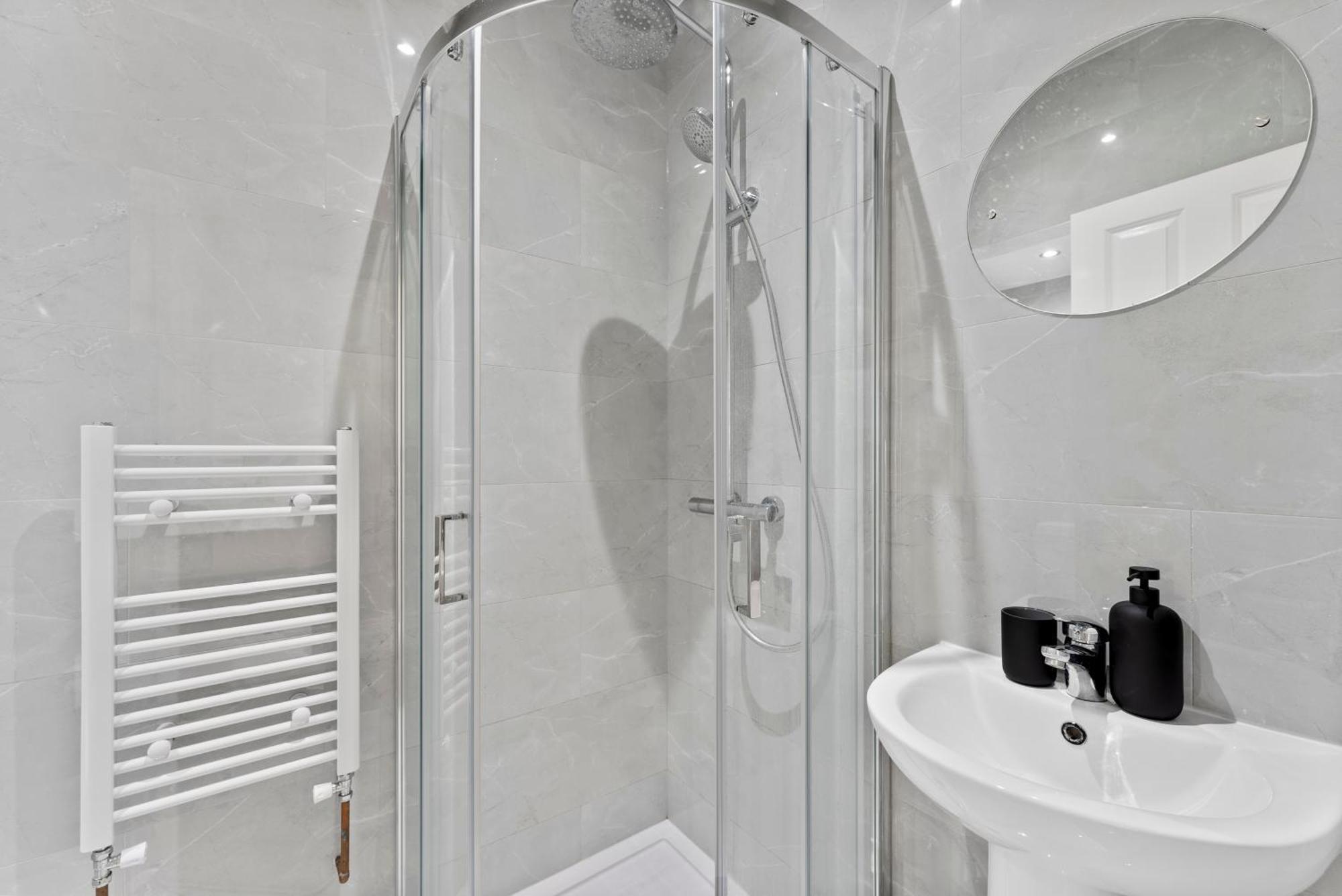 Beautiful Wembley Gem - Parking -sleeps 14 Holiday home London