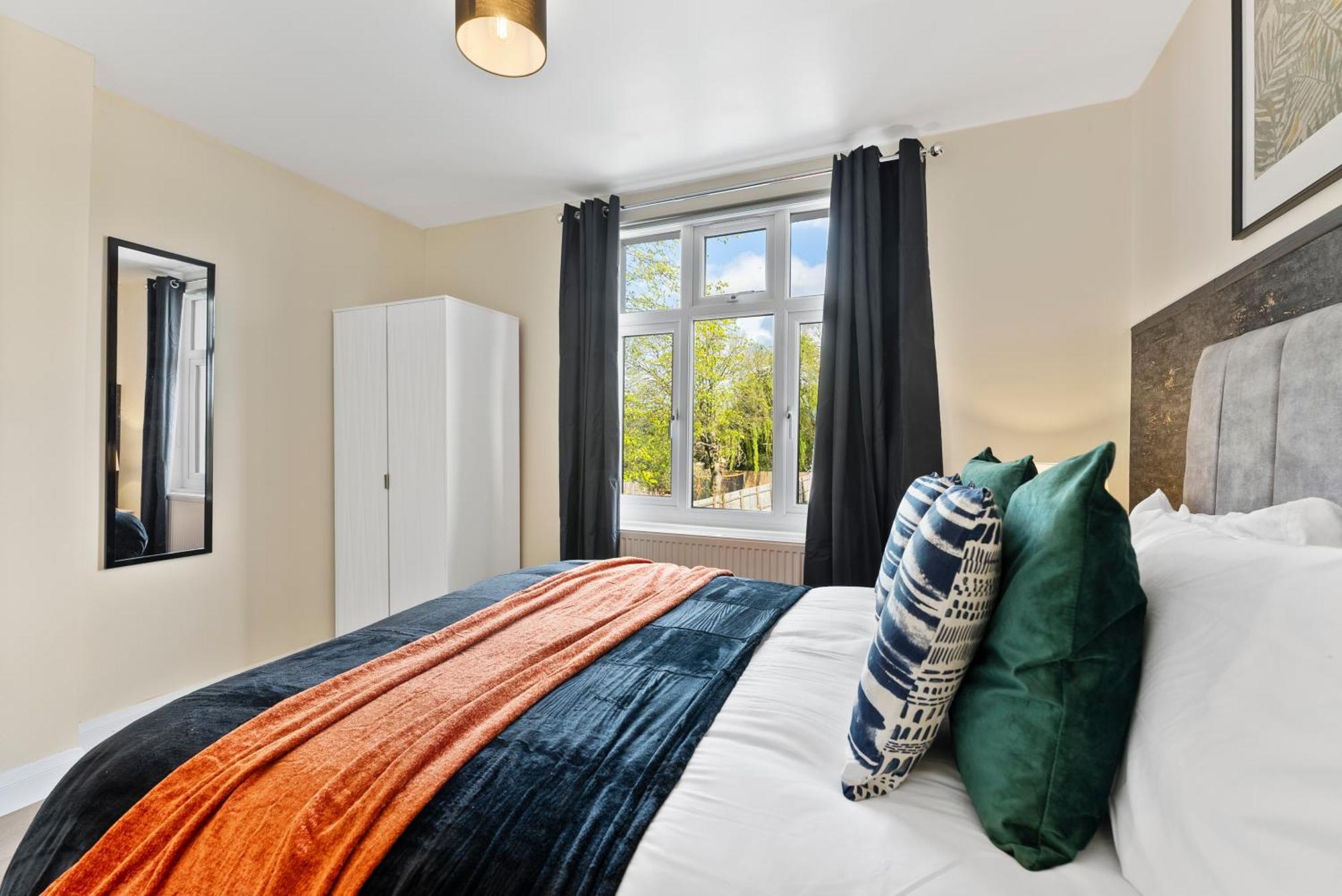 Holiday home Beautiful Wembley Gem - Parking -sleeps 14 London