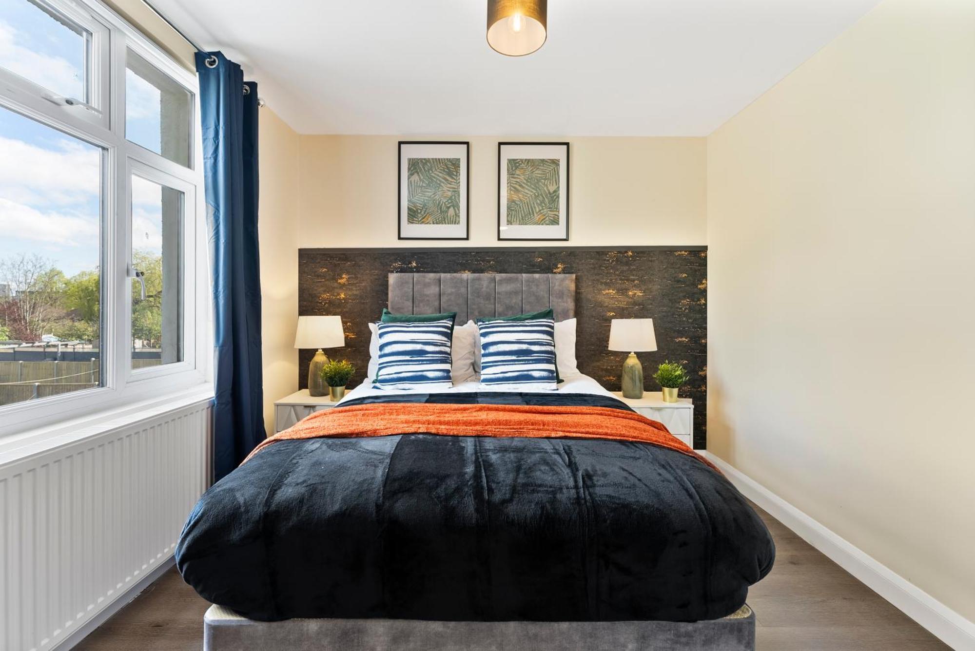 Beautiful Wembley Gem - Parking -sleeps 14 Holiday home