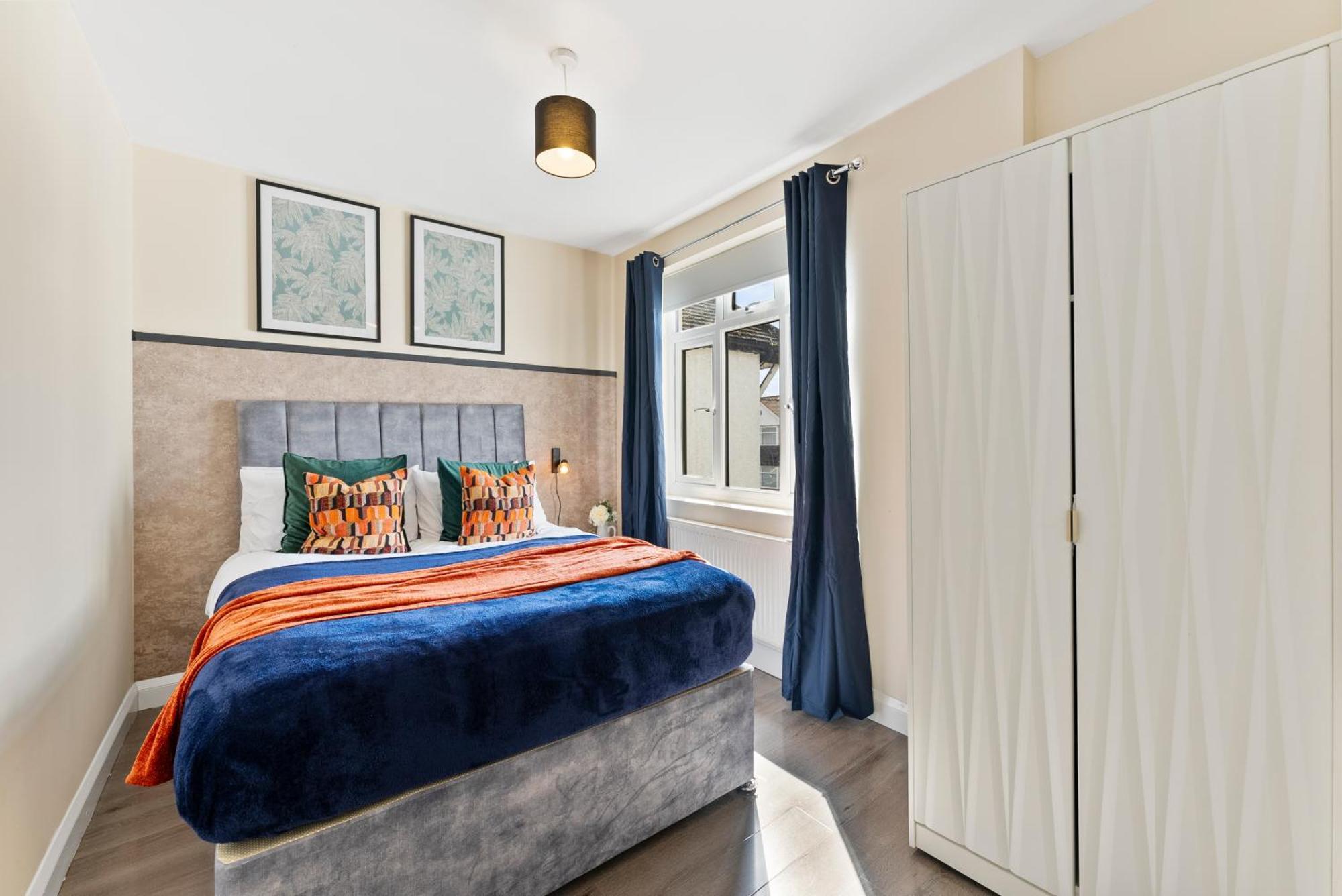 Beautiful Wembley Gem - Parking -sleeps 14 Holiday home London