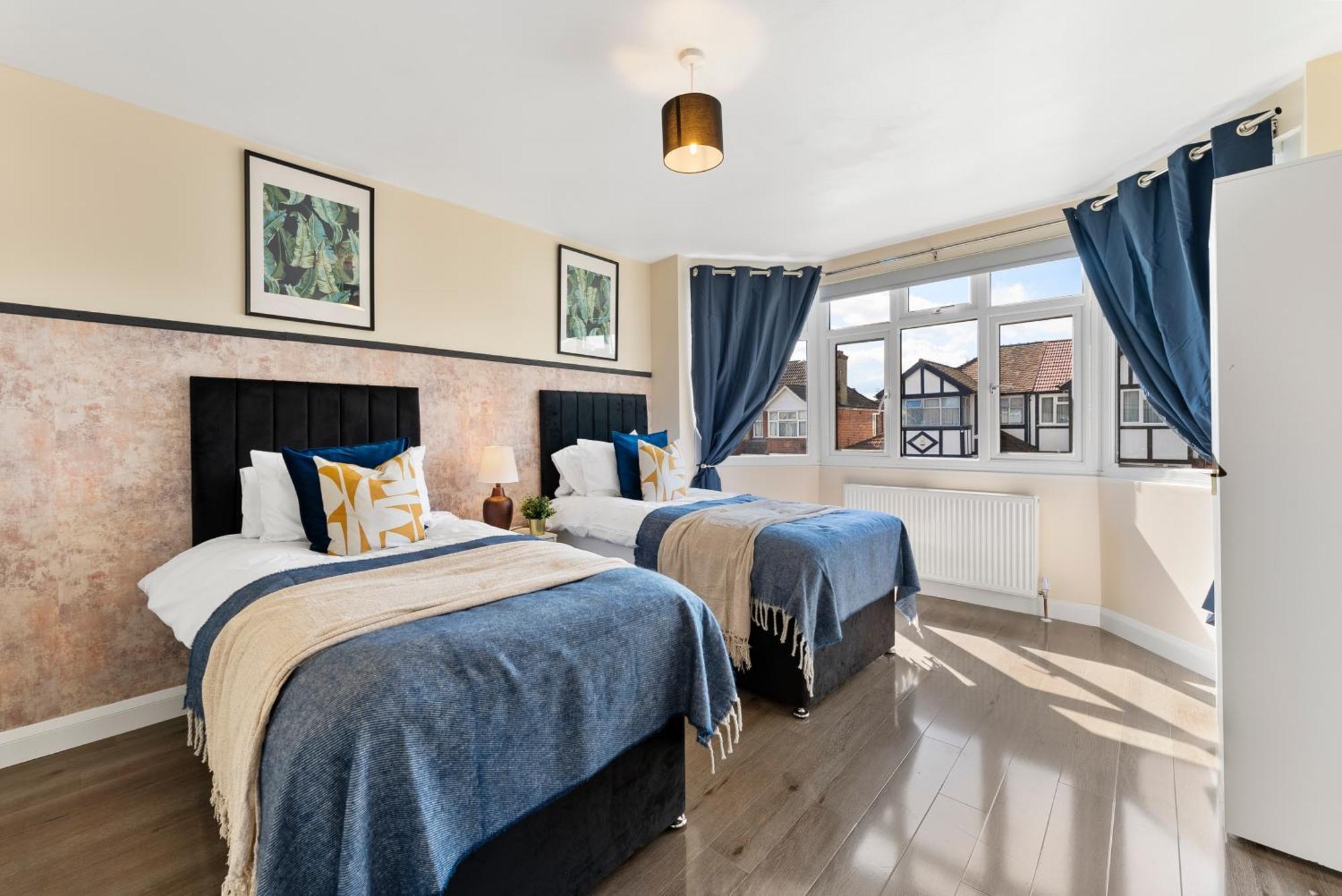 Beautiful Wembley Gem - Parking -sleeps 14