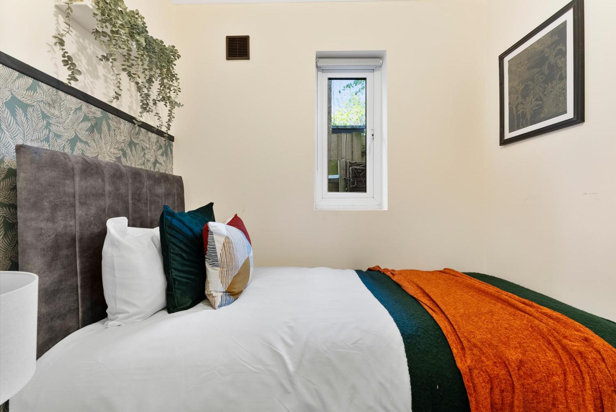 Beautiful Wembley Gem - Parking -sleeps 14 Holiday home *