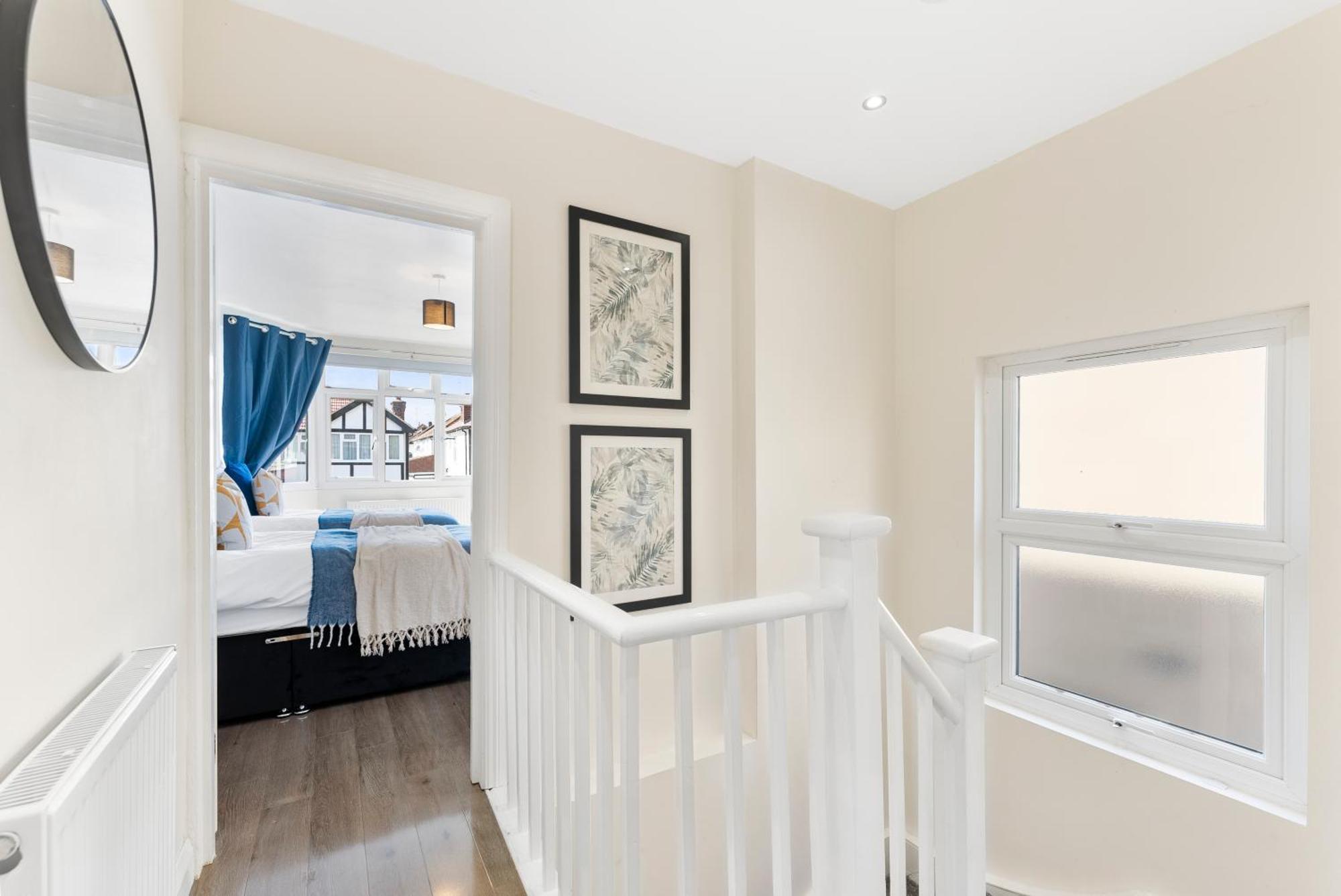 Holiday home Beautiful Wembley Gem - Parking -sleeps 14 *