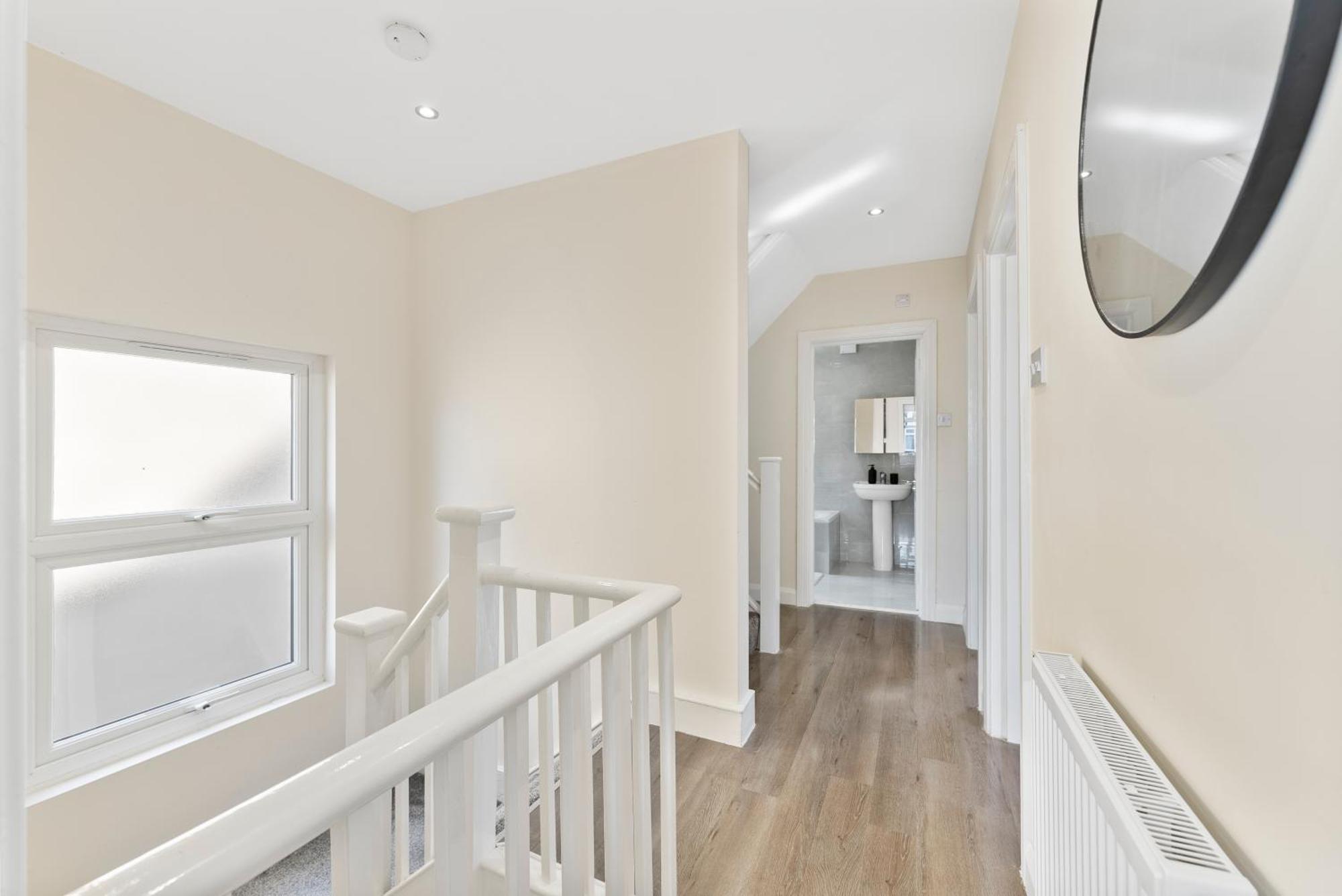 Beautiful Wembley Gem - Parking -sleeps 14 *