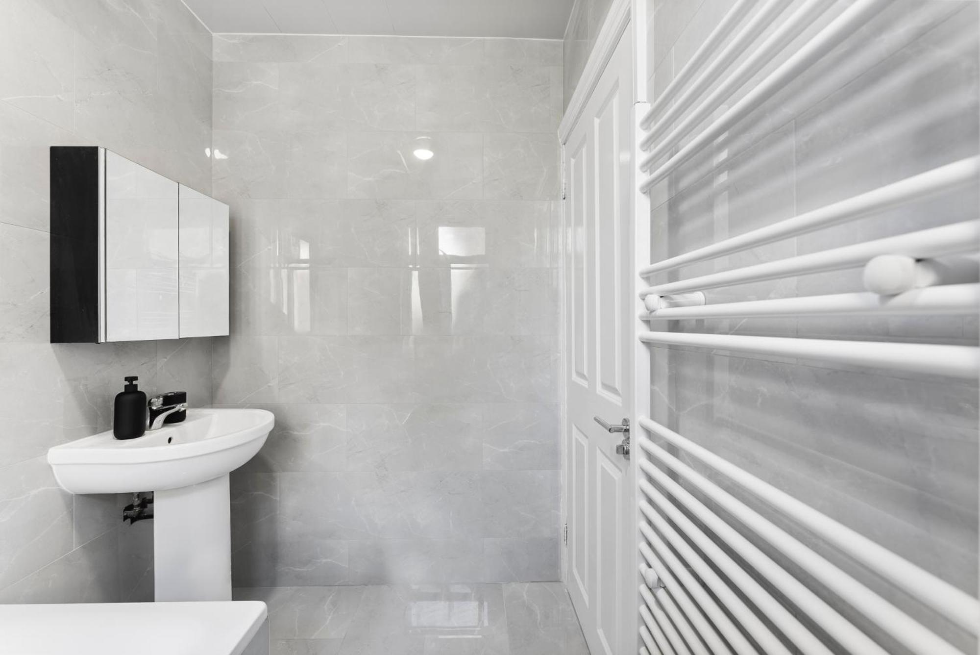 Beautiful Wembley Gem - Parking -sleeps 14