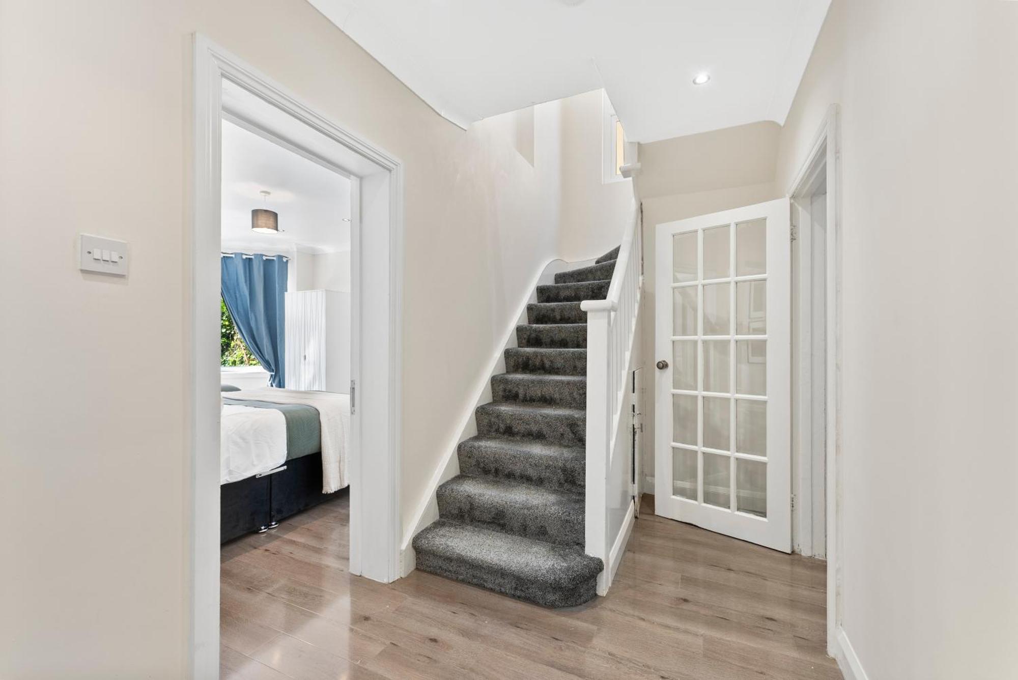 Holiday home Beautiful Wembley Gem - Parking -sleeps 14 London