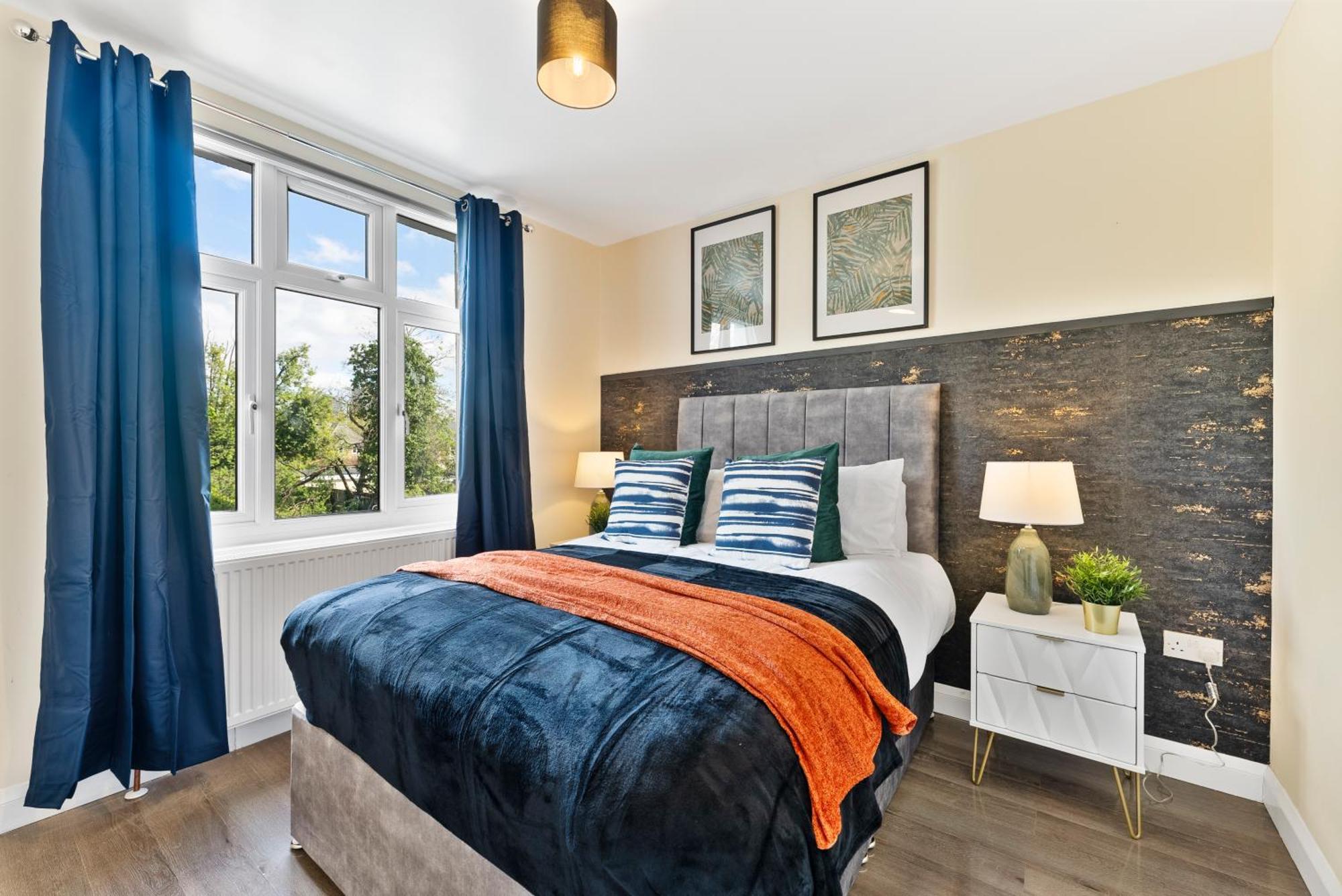 Beautiful Wembley Gem - Parking -sleeps 14 Holiday home *