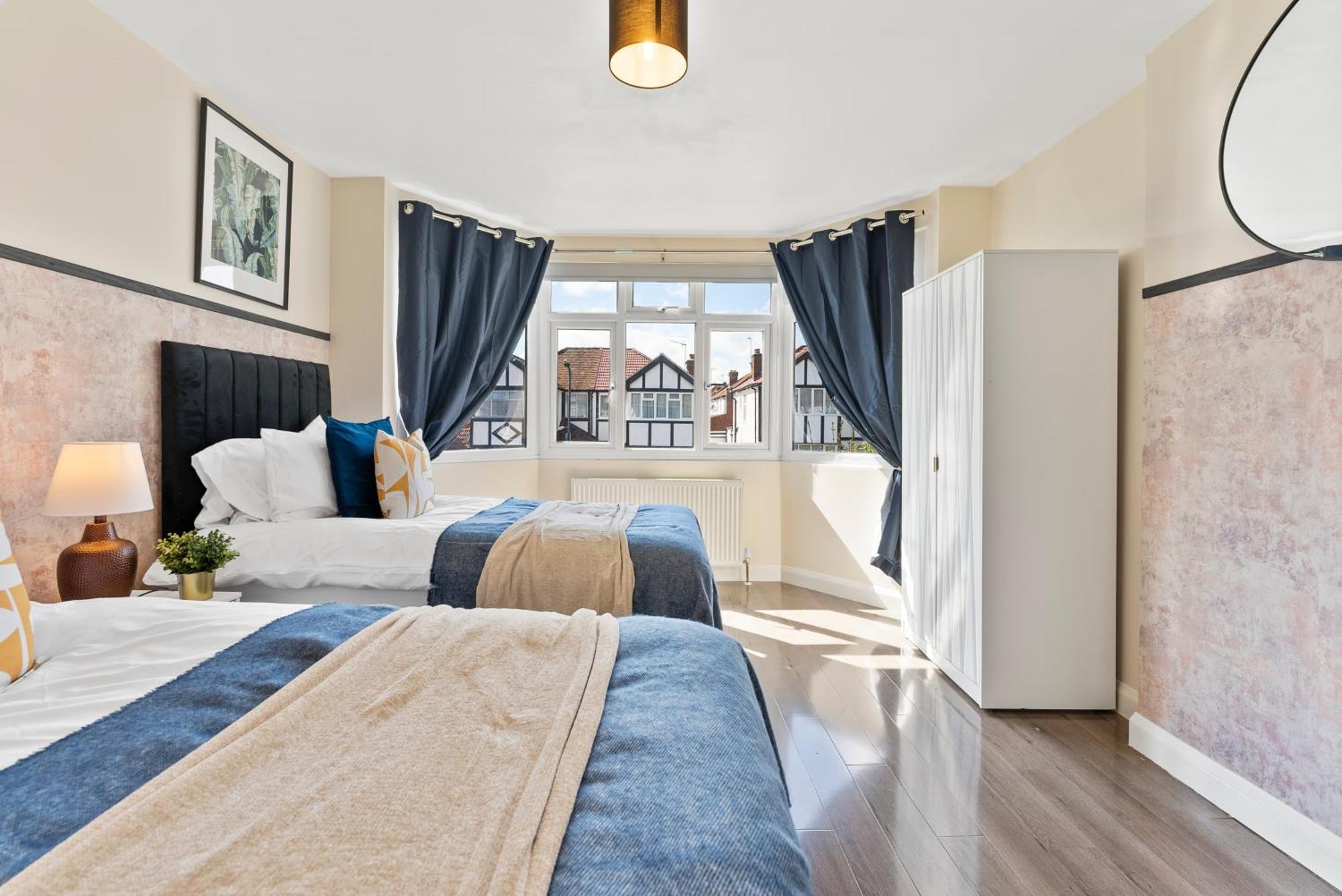 Beautiful Wembley Gem - Parking -sleeps 14 Holiday home London