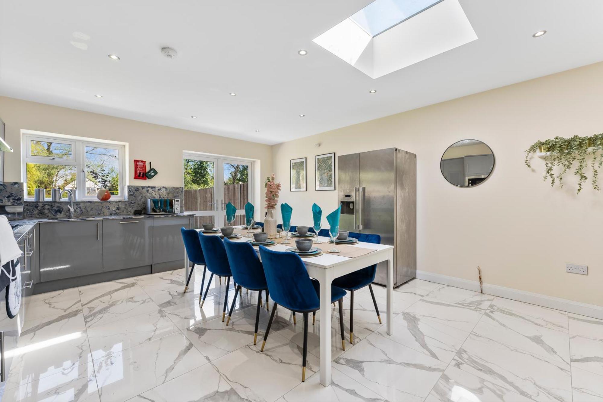 Holiday home Beautiful Wembley Gem - Parking -sleeps 14 London
